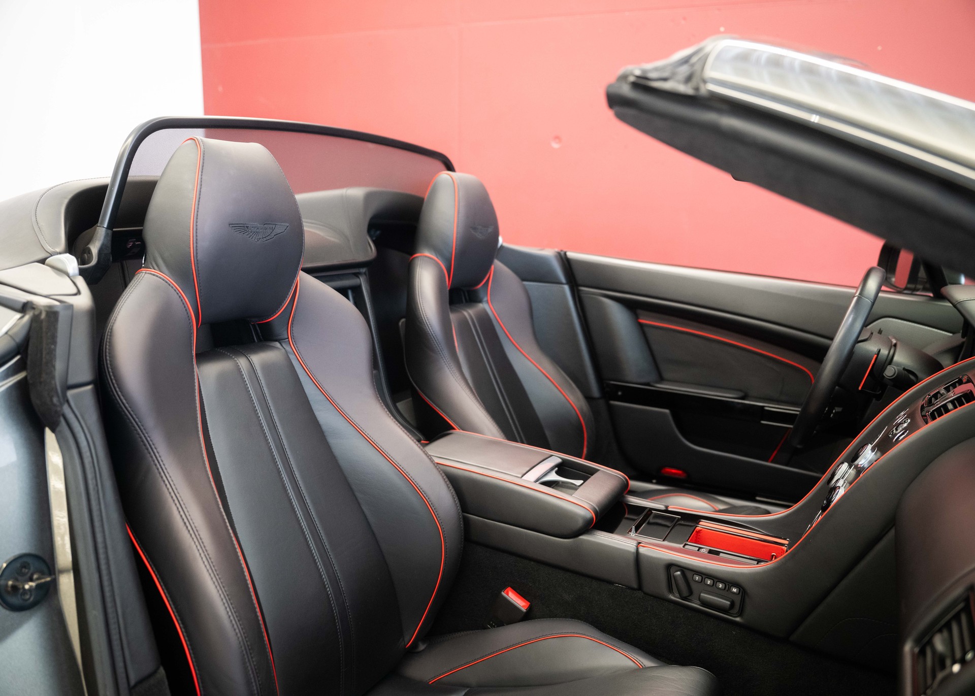 ASTON MARTIN V8 Vantage 4.7 S AMR Roadster 1 of 200 (1st hand Swiss car, mint condition, full Aston Martin service history)-image-25