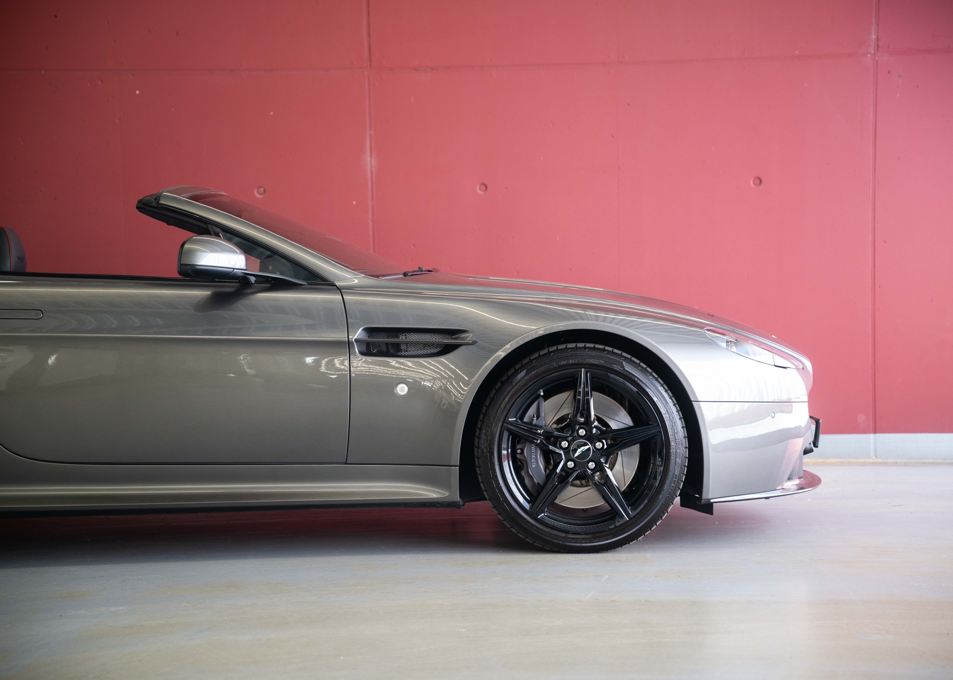 ASTON MARTIN V8 Vantage 4.7 S AMR Roadster 1 of 200 (1st hand Swiss car, mint condition, full Aston Martin service history)-image-9