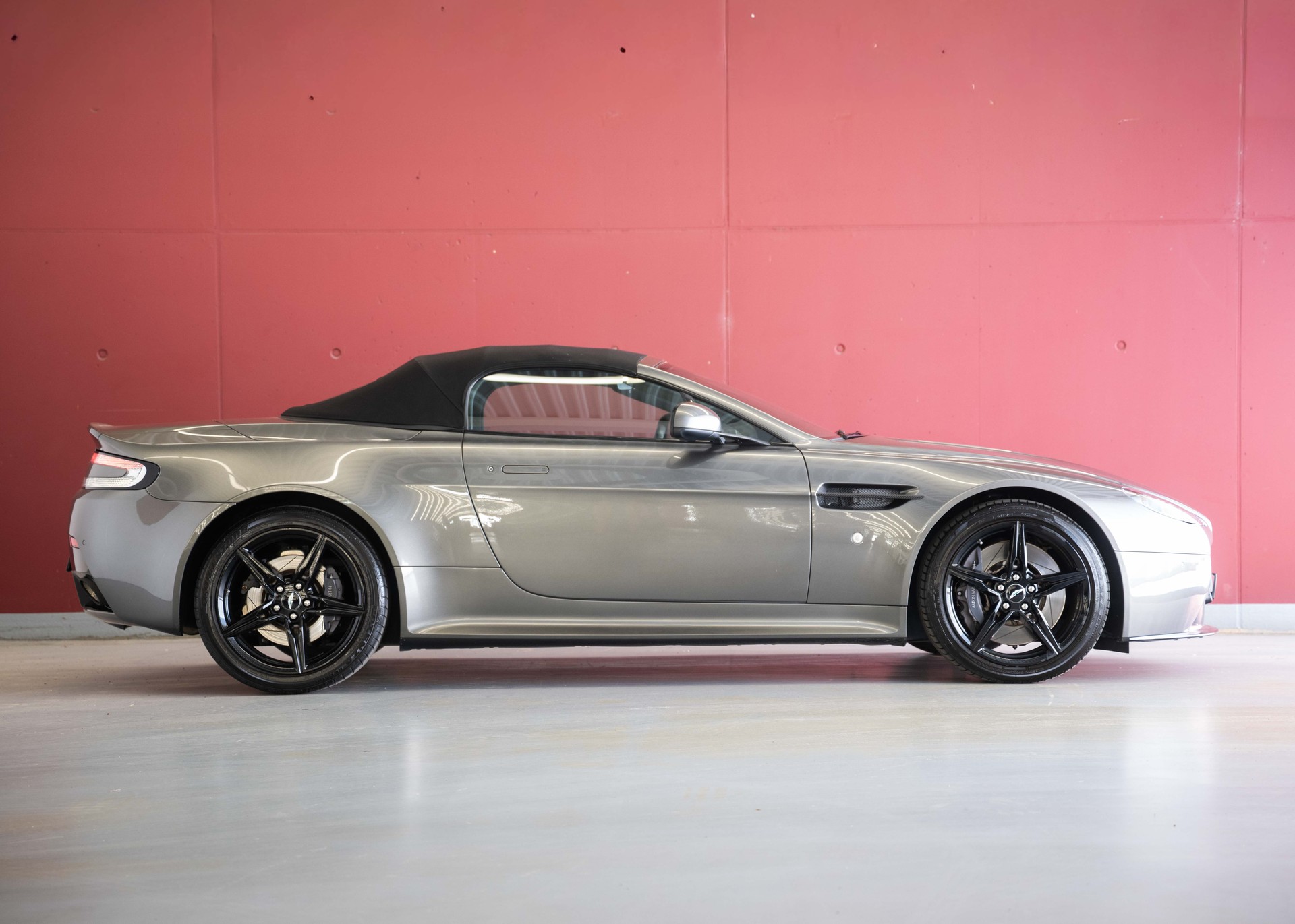 ASTON MARTIN V8 Vantage 4.7 S AMR Roadster 1 of 200 (1st hand Swiss car, mint condition, full Aston Martin service history)-image-6