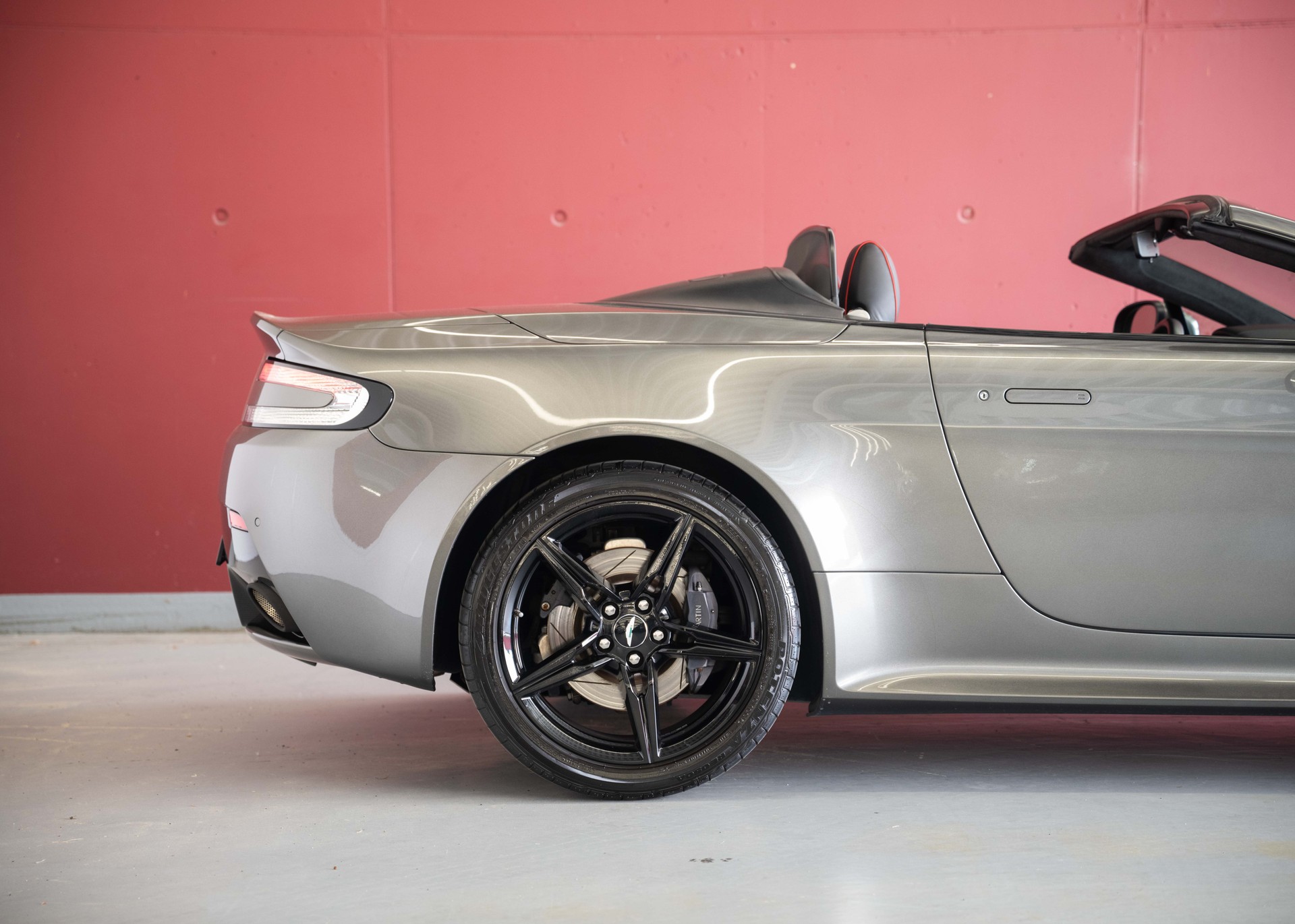 ASTON MARTIN V8 Vantage 4.7 S AMR Roadster 1 of 200 (1st hand Swiss car, mint condition, full Aston Martin service history)-image-8