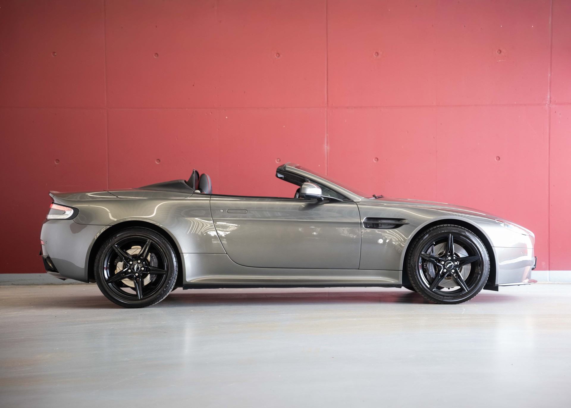ASTON MARTIN V8 Vantage 4.7 S AMR Roadster 1 of 200 (1st hand Swiss car, mint condition, full Aston Martin service history)-image-7