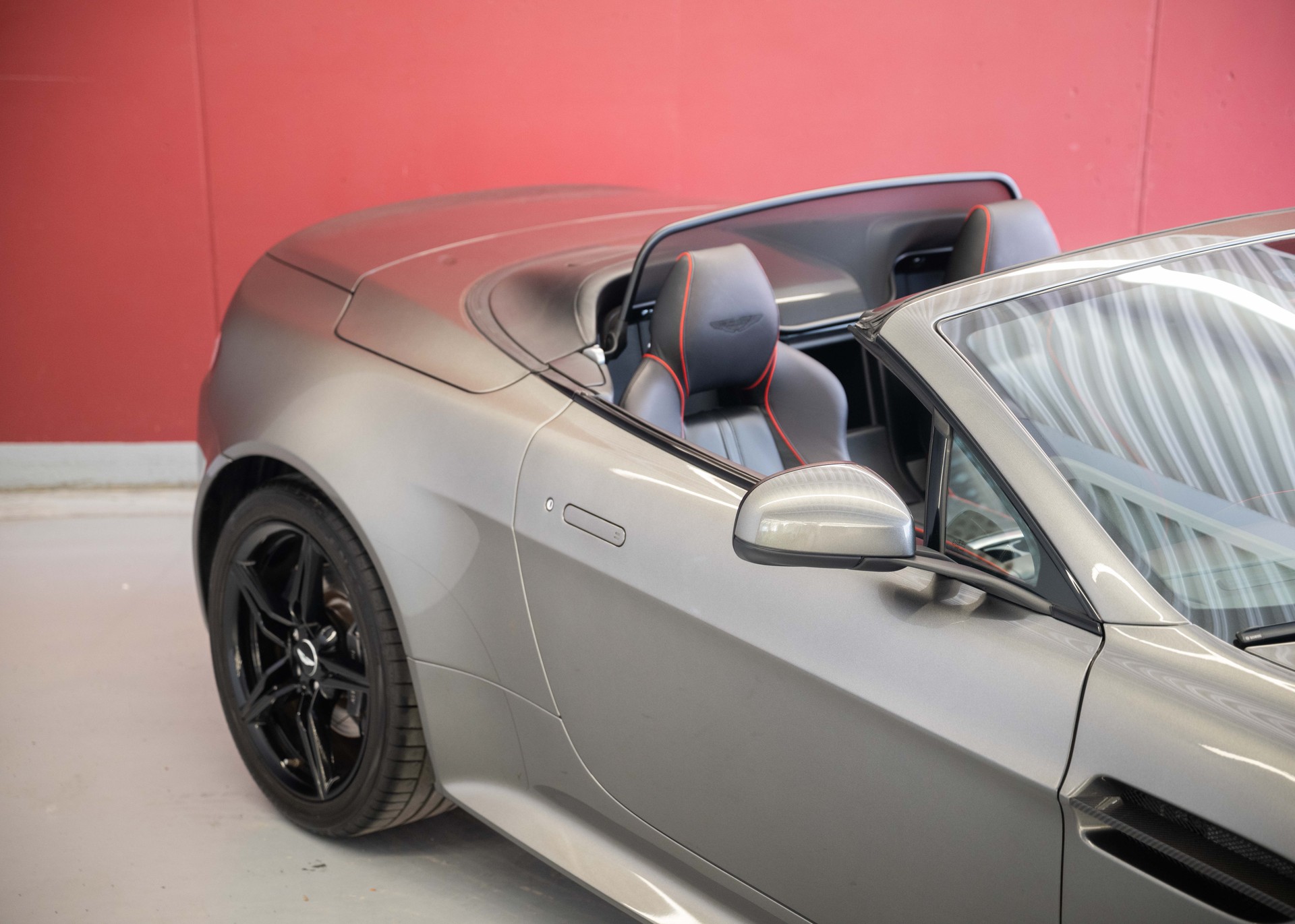 ASTON MARTIN V8 Vantage 4.7 S AMR Roadster 1 of 200 (1st hand Swiss car, mint condition, full Aston Martin service history)-image-12