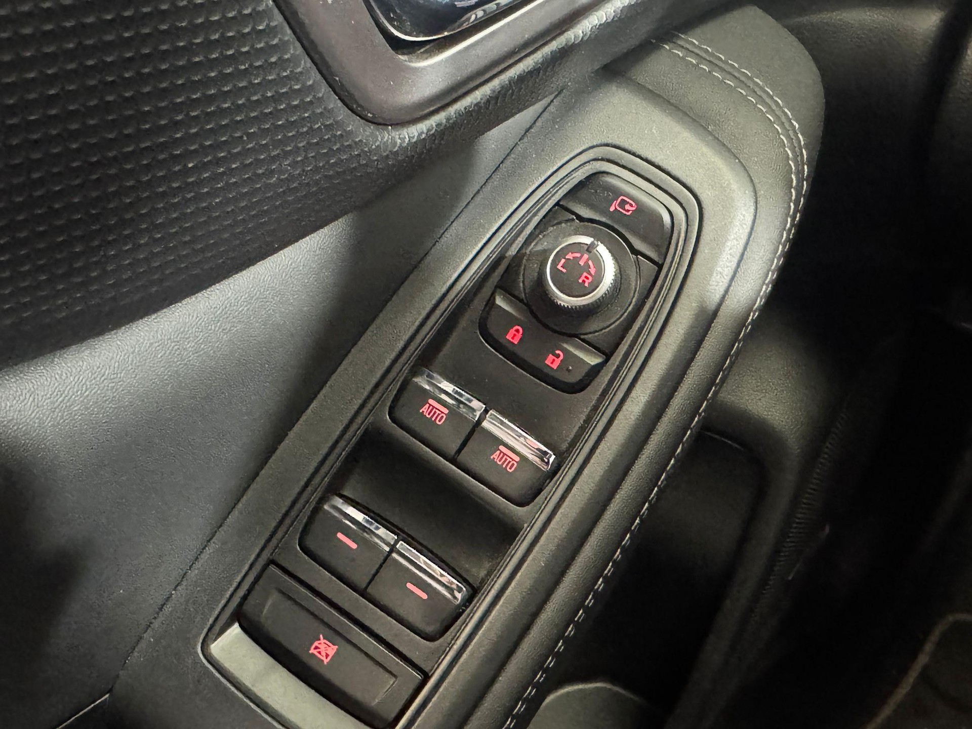 SUBARU Forester Station 2.0i e-Boxer Black Edition-image-14