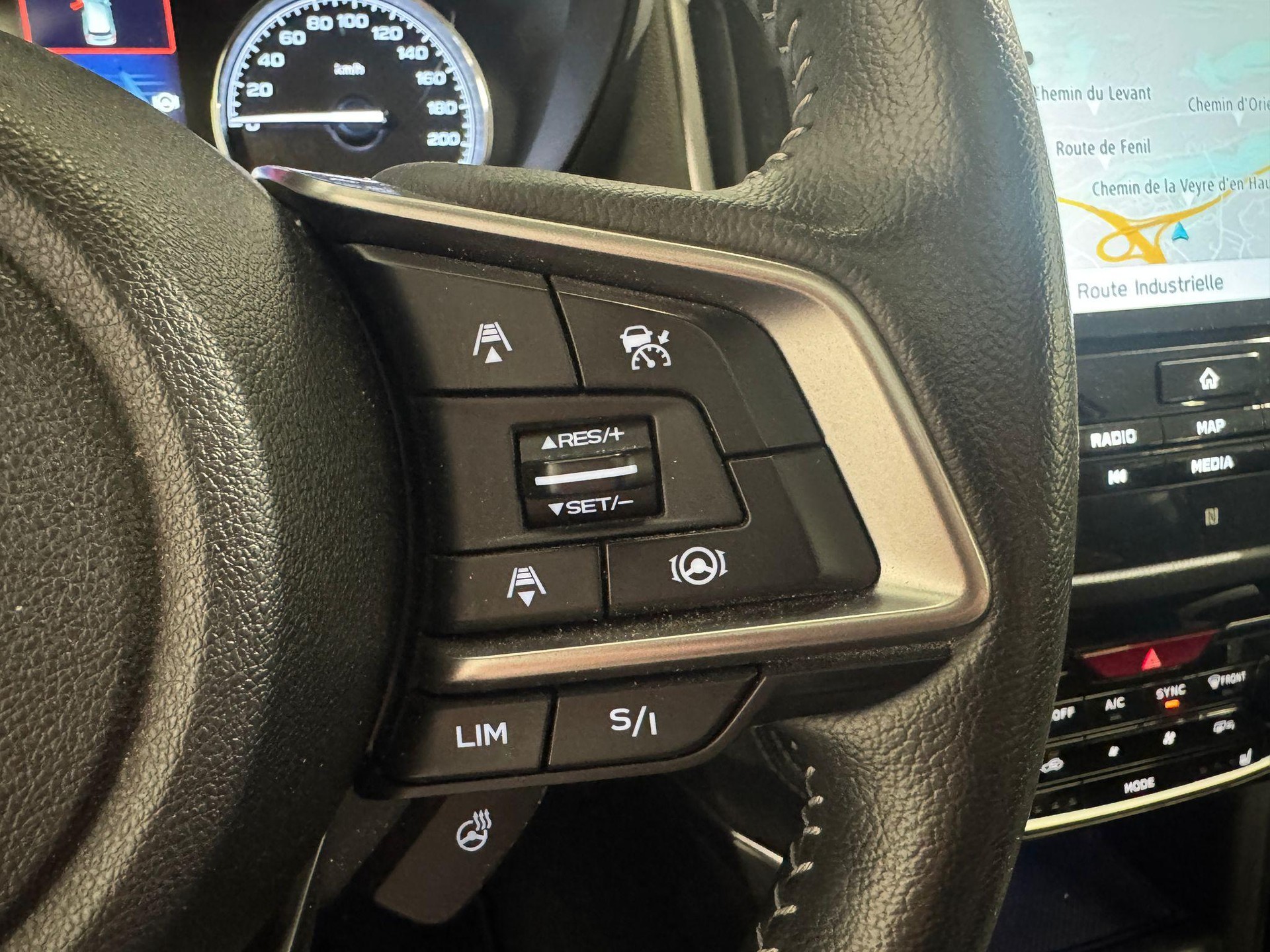 SUBARU Forester Station 2.0i e-Boxer Black Edition-image-13