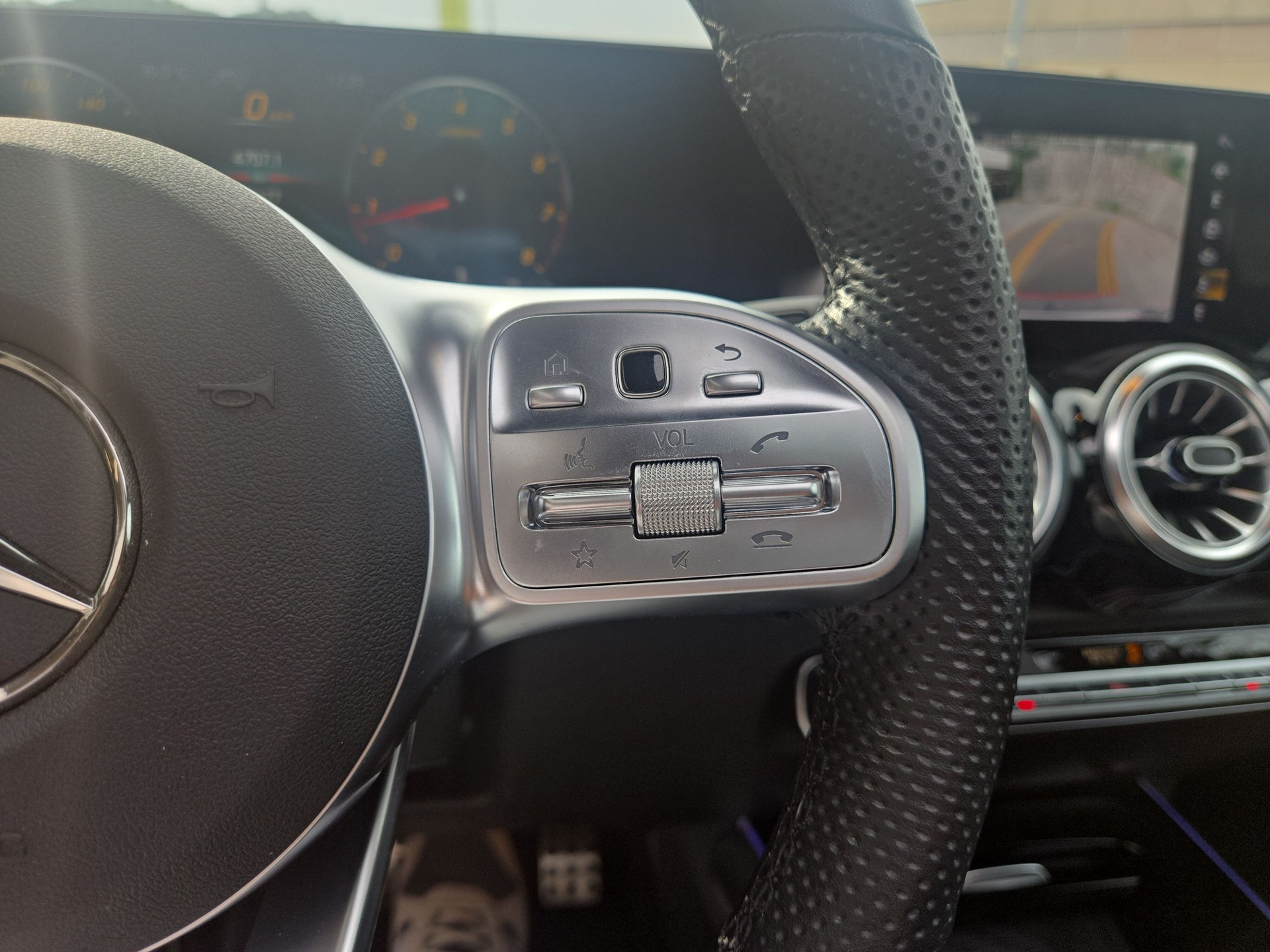 MERCEDES-BENZ GLB 250 4Matic AMG Line 8G-Tronic-image-14