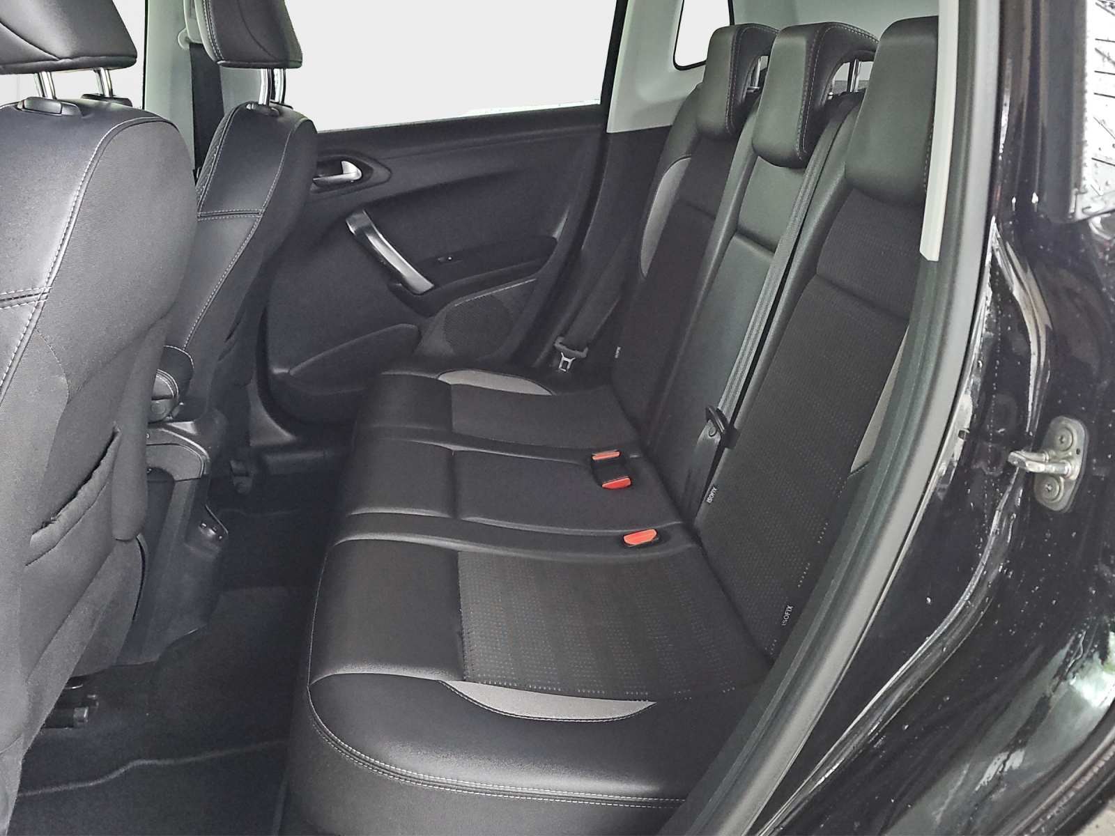 PEUGEOT 2008 1.2 PureTech Allure EAT6-image-15