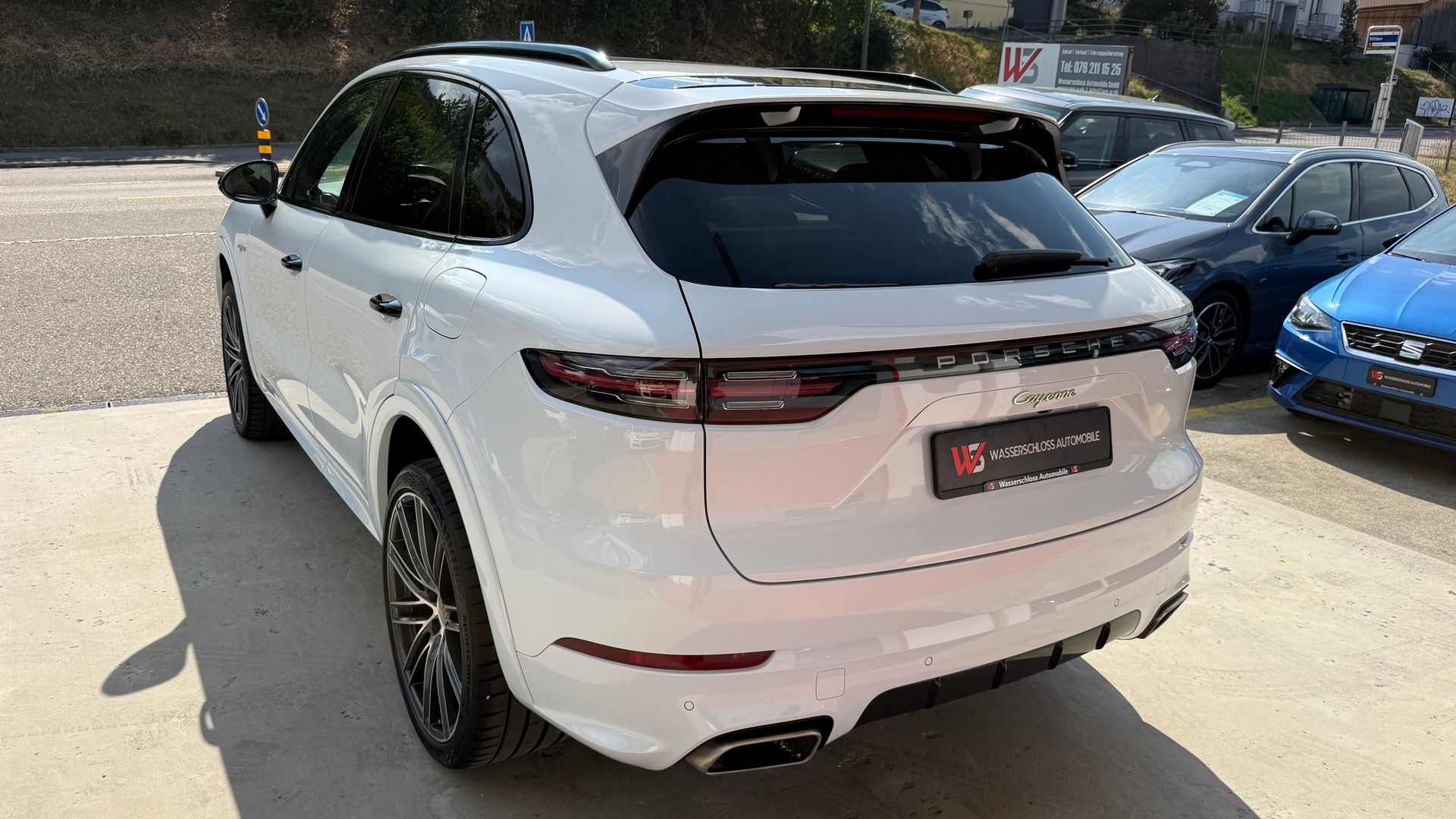 PORSCHE Cayenne E-Hybrid-showroom-element-3