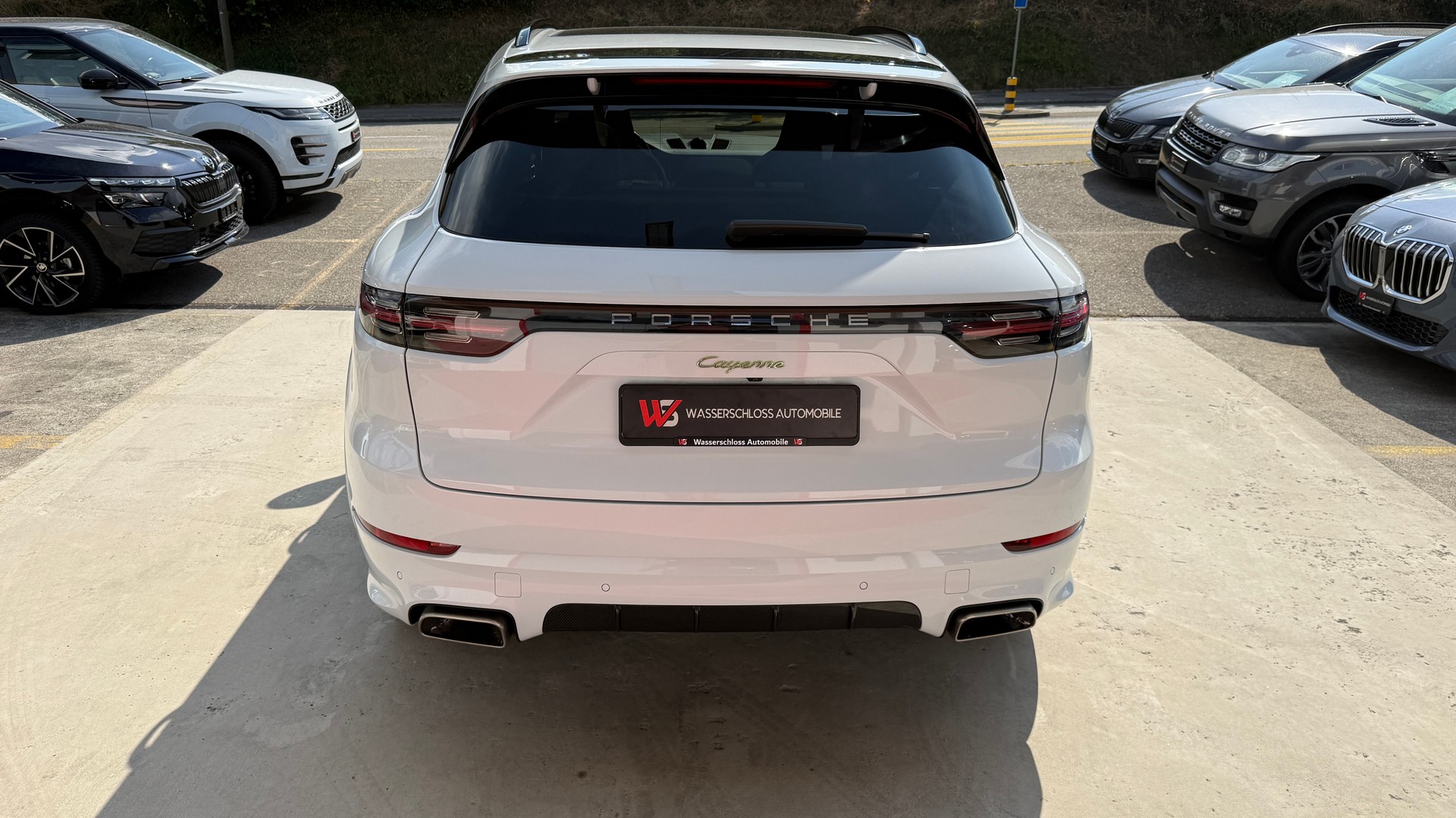 PORSCHE Cayenne E-Hybrid-showroom-element-2