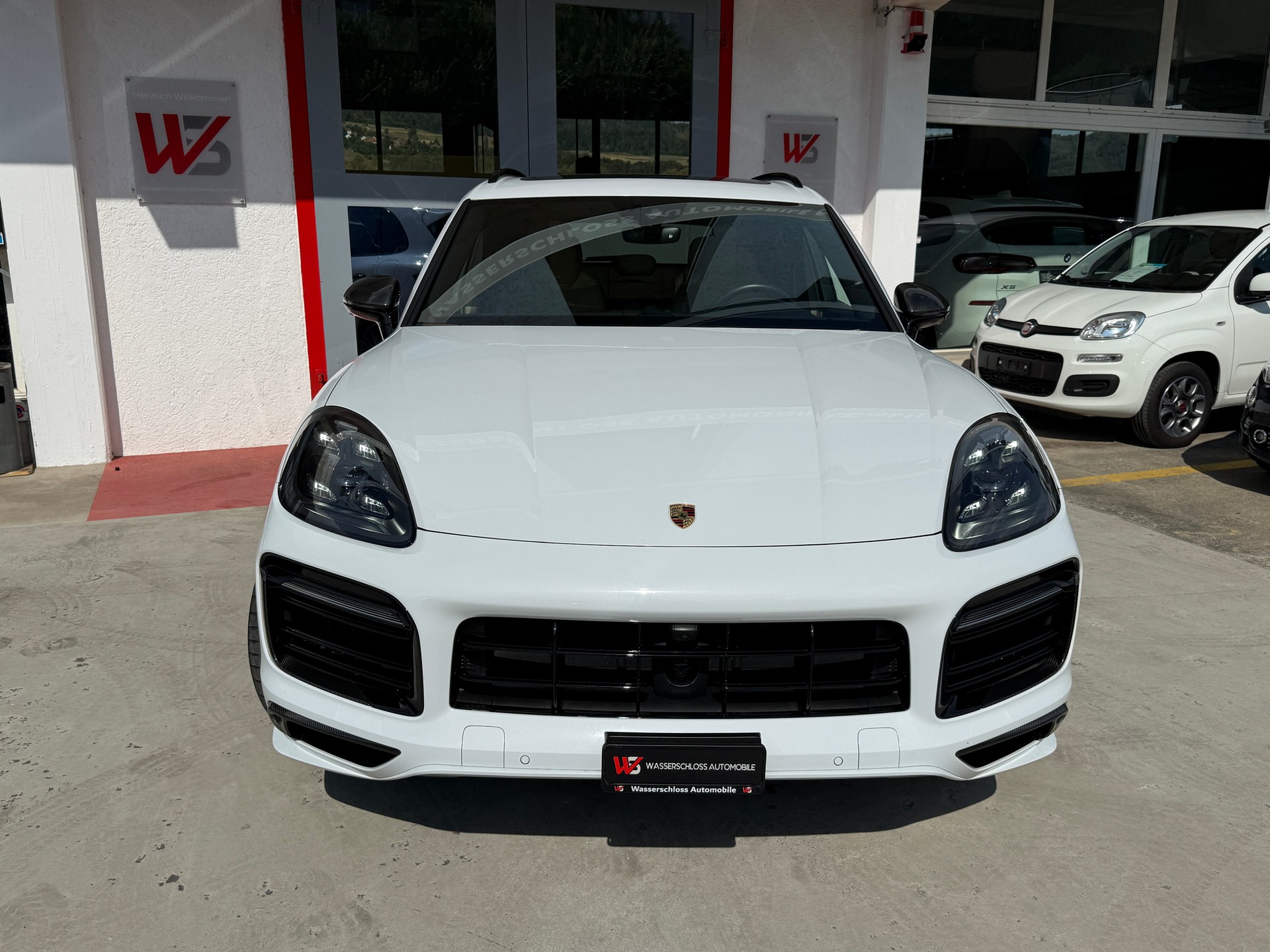 PORSCHE Cayenne E-Hybrid-showroom-element-1