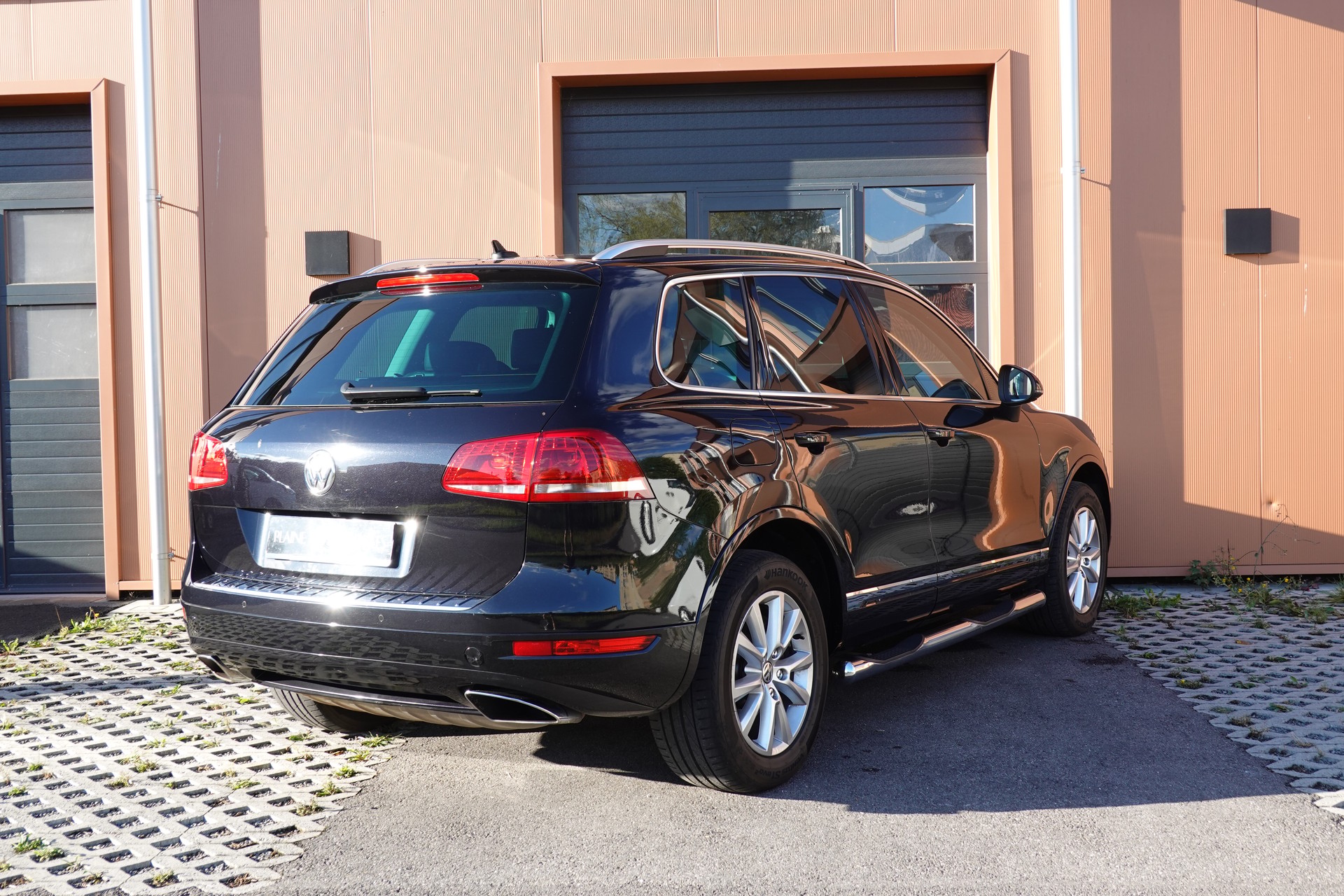 VW Touareg 3.0 TDI Tiptronic "*Véhicule Suisse * Attelage 3500 kg * Pack Confort* Interieur Cuir * Caméra 360 *"-image-7