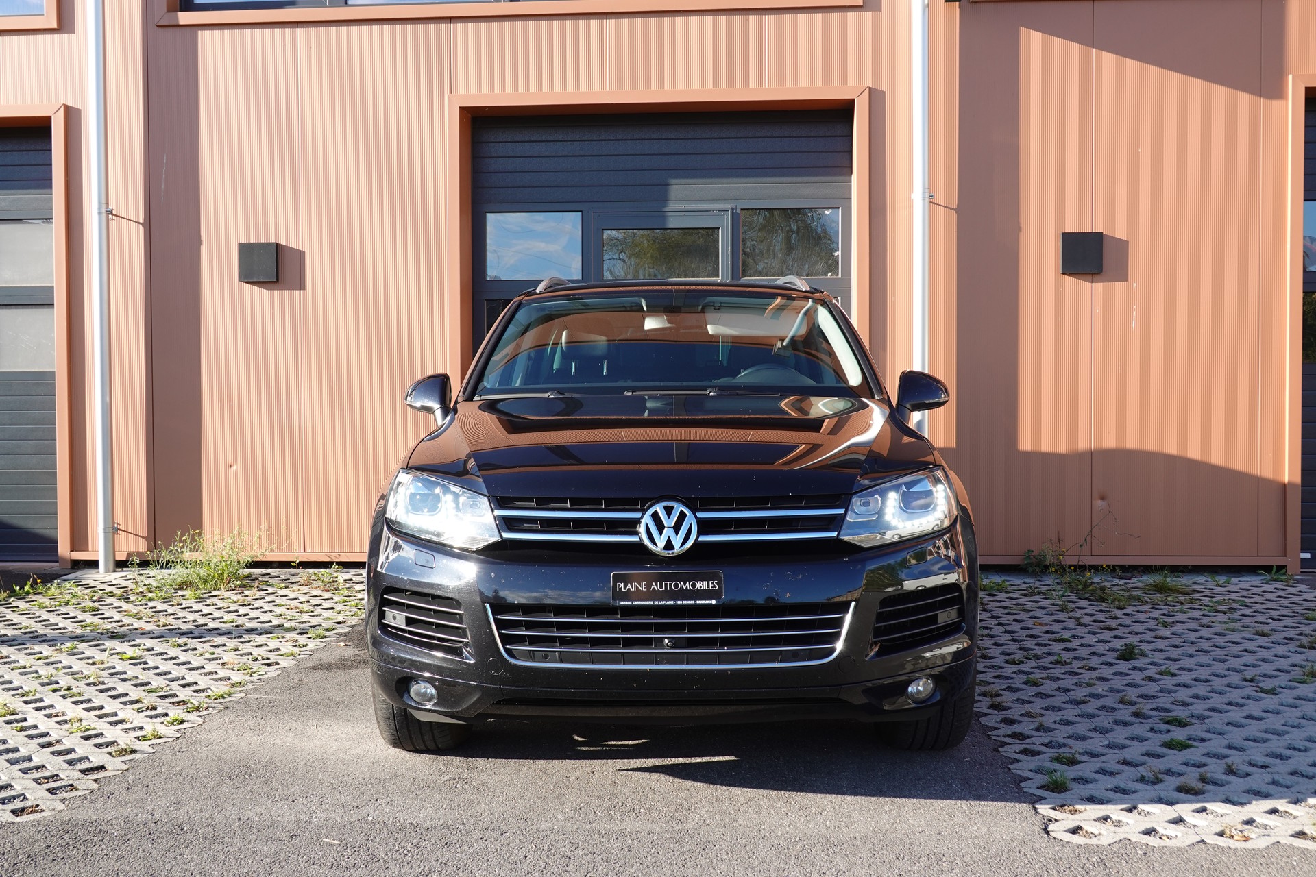 VW Touareg 3.0 TDI Tiptronic "*Véhicule Suisse * Attelage 3500 kg * Pack Confort* Interieur Cuir * Caméra 360 *"-showroom-element-1