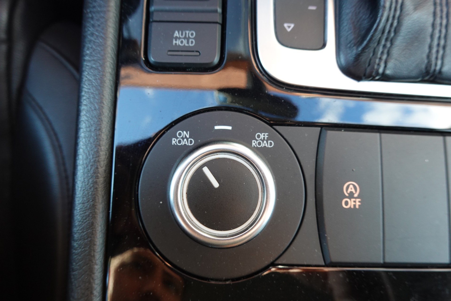 VW Touareg 3.0 TDI Tiptronic "*Véhicule Suisse * Attelage 3500 kg * Pack Confort* Interieur Cuir * Caméra 360 *"-image-19