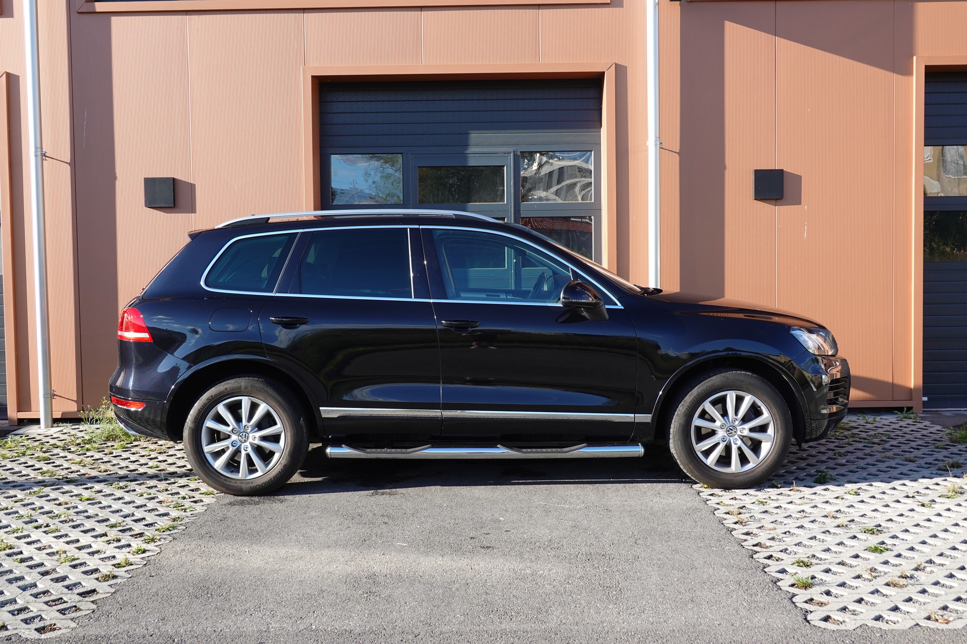 VW Touareg 3.0 TDI Tiptronic "*Véhicule Suisse * Attelage 3500 kg * Pack Confort* Interieur Cuir * Caméra 360 *"-showroom-element-3