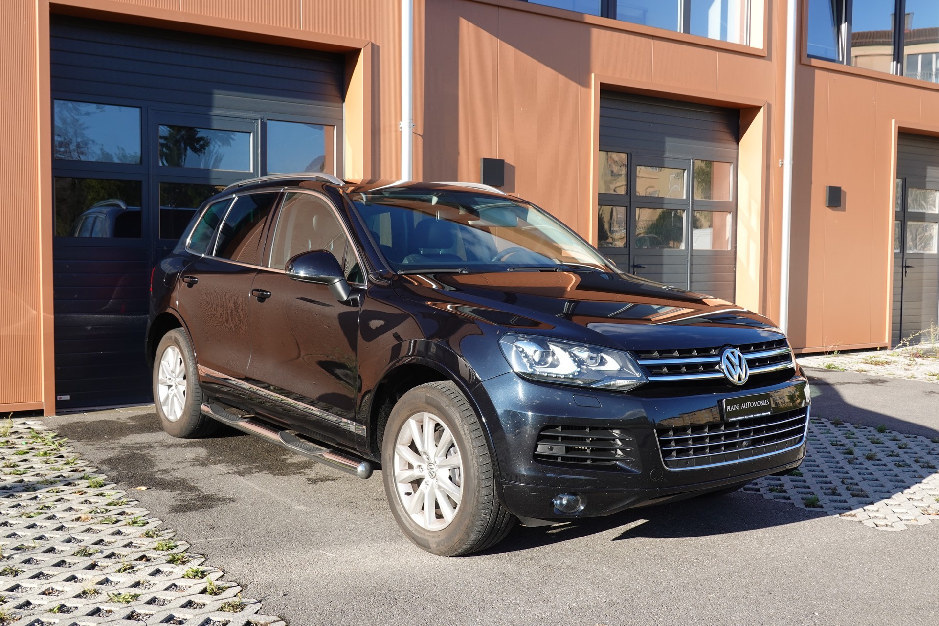 VW Touareg 3.0 TDI Tiptronic "*Véhicule Suisse * Attelage 3500 kg * Pack Confort* Interieur Cuir * Caméra 360 *"-showroom-element-2