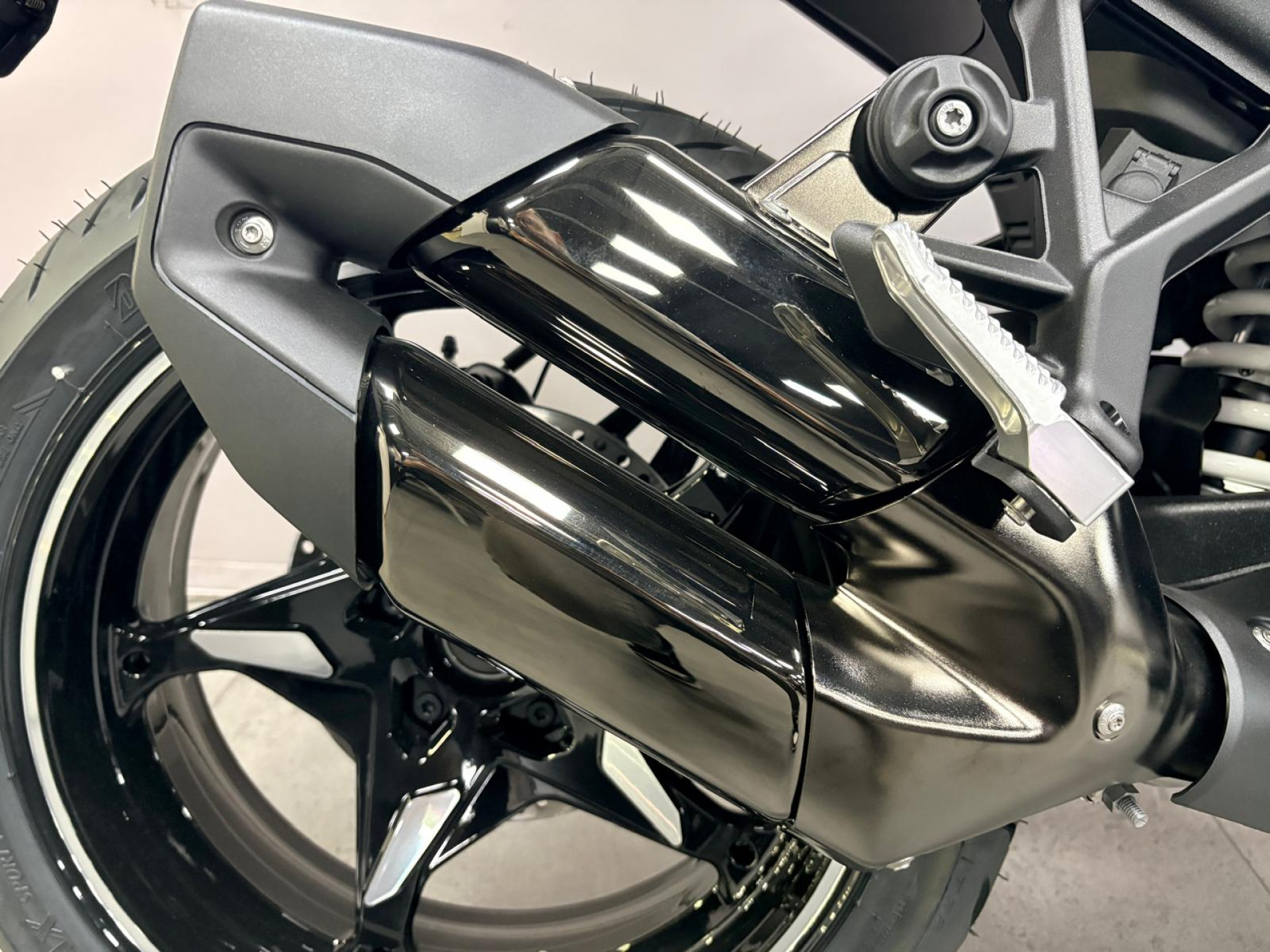 BMW R 1300 R INCLUS : - 2100 CHF -> BOXER BONUS - 1500 // FACCHINETTI DAYS - 600-image-4