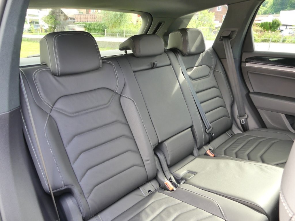 VW Touareg 3.0 TDI R Line Tiptronic-image-12