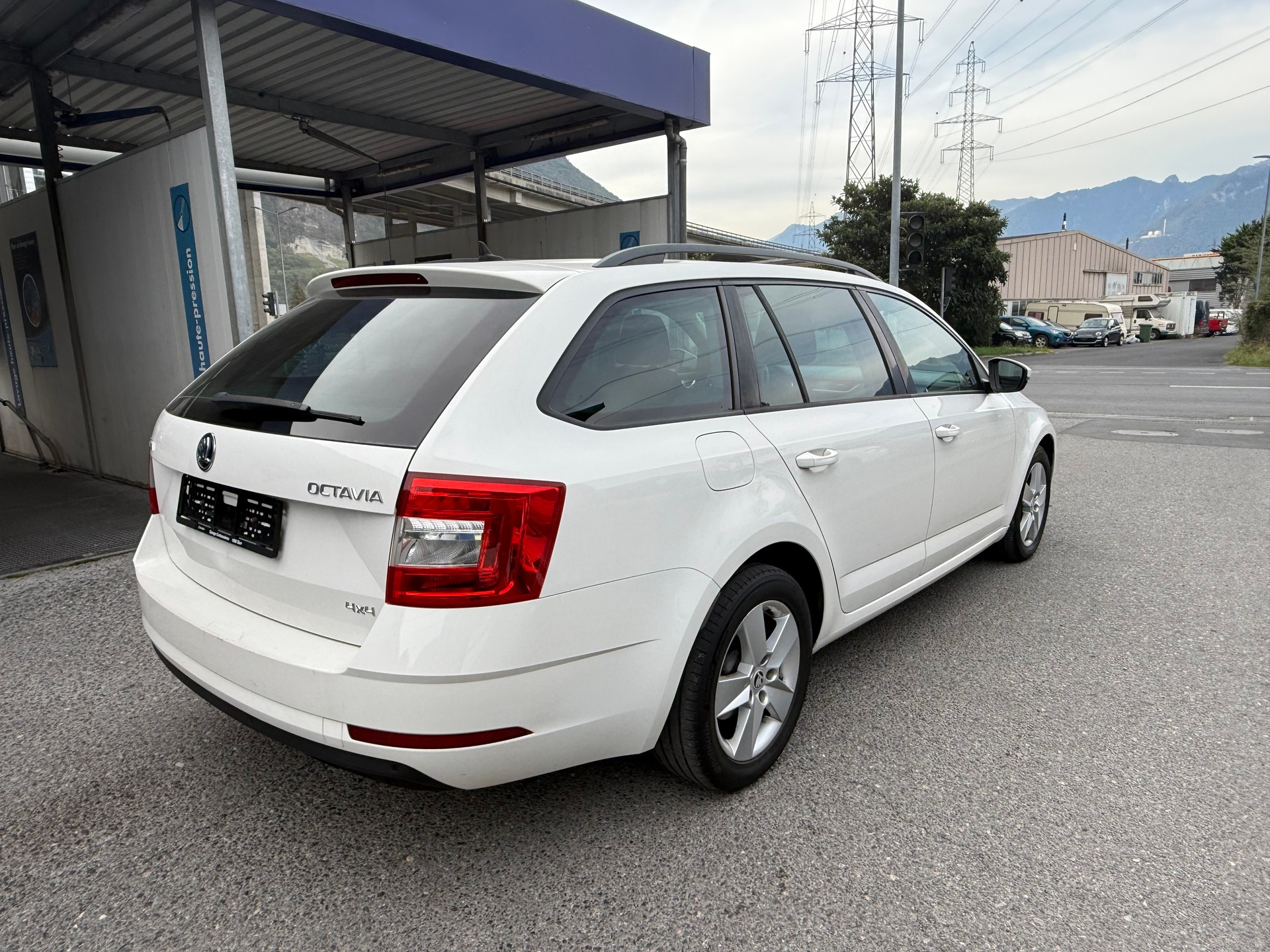 SKODA Octavia Combi 2.0 TDI Swiss Line 25 4x4-showroom-element-3