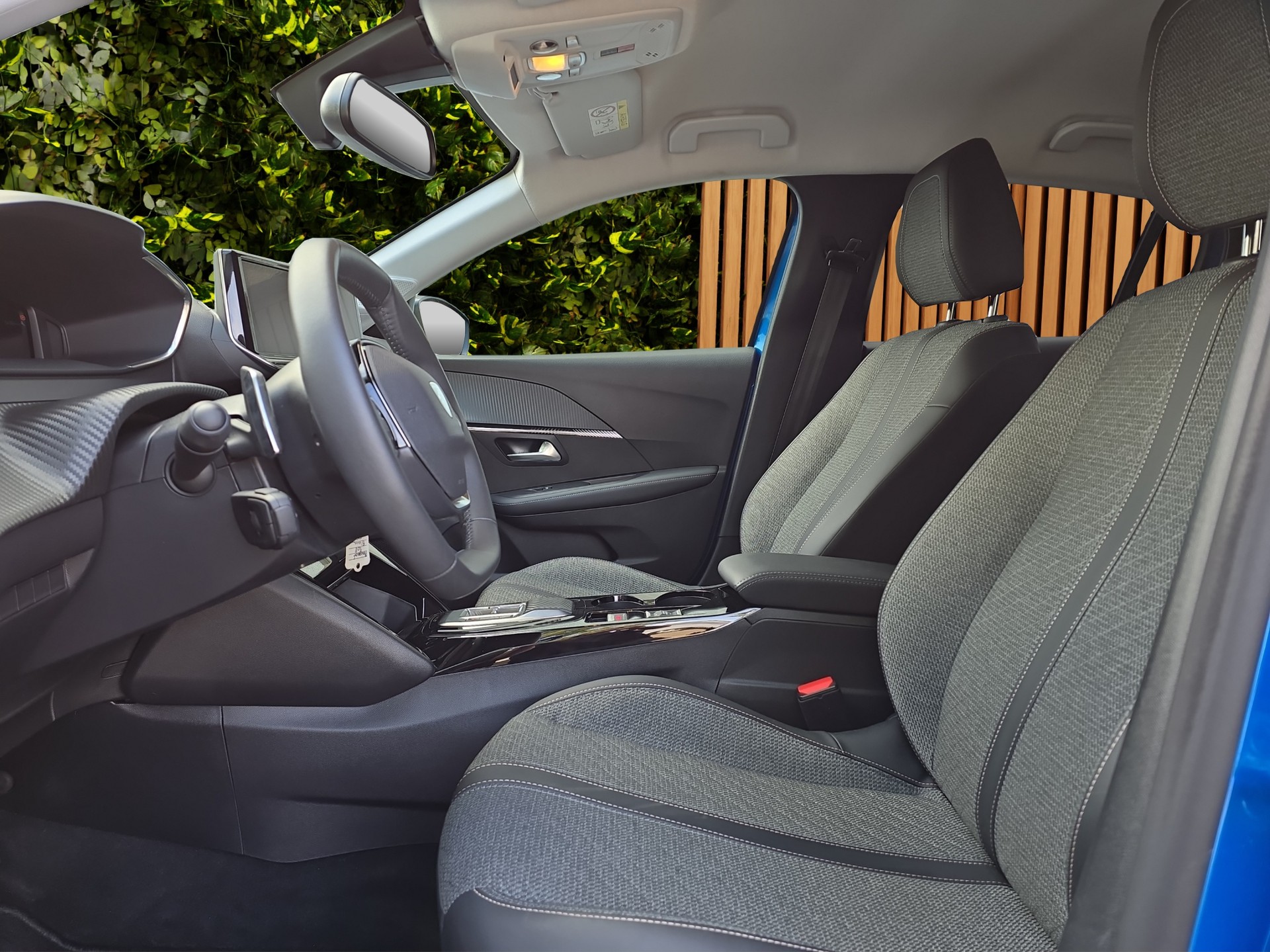 PEUGEOT 208 1.2 PureTech Allure EAT8-image-8
