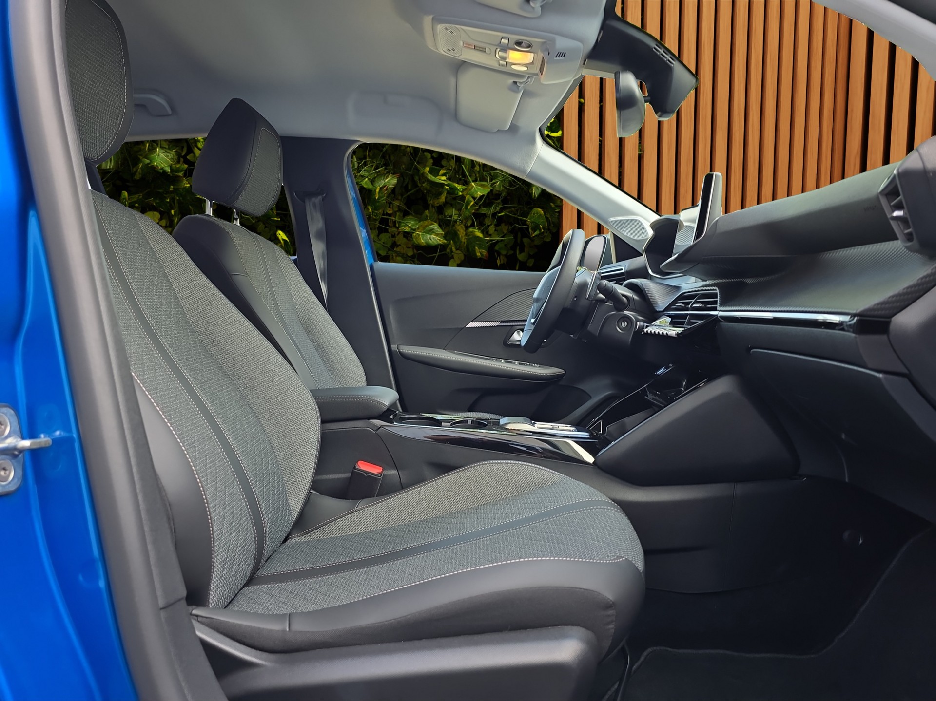 PEUGEOT 208 1.2 PureTech Allure EAT8-image-14