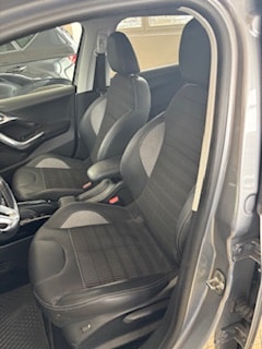 PEUGEOT 2008 1.2 PureTech Allure EAT6-image-5