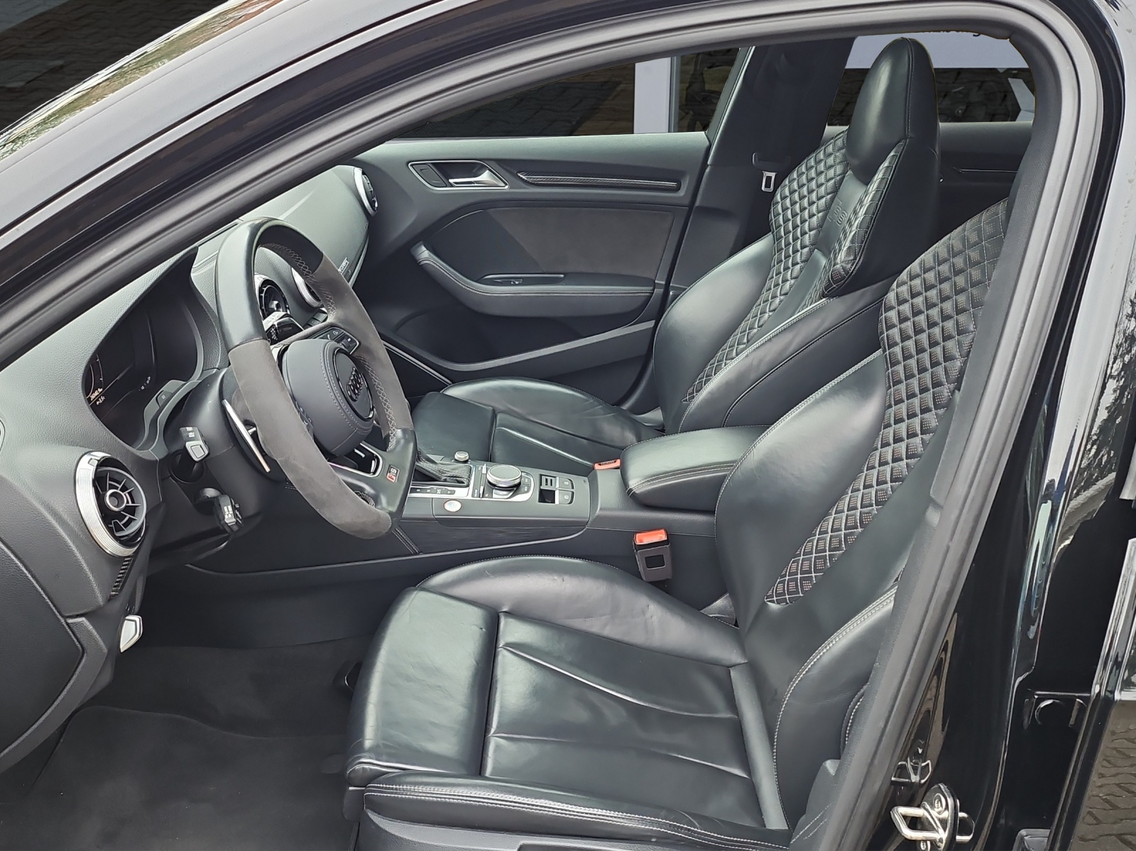 AUDI RS3 Sportback 2.5 TSI quattro S-tronic-image-11