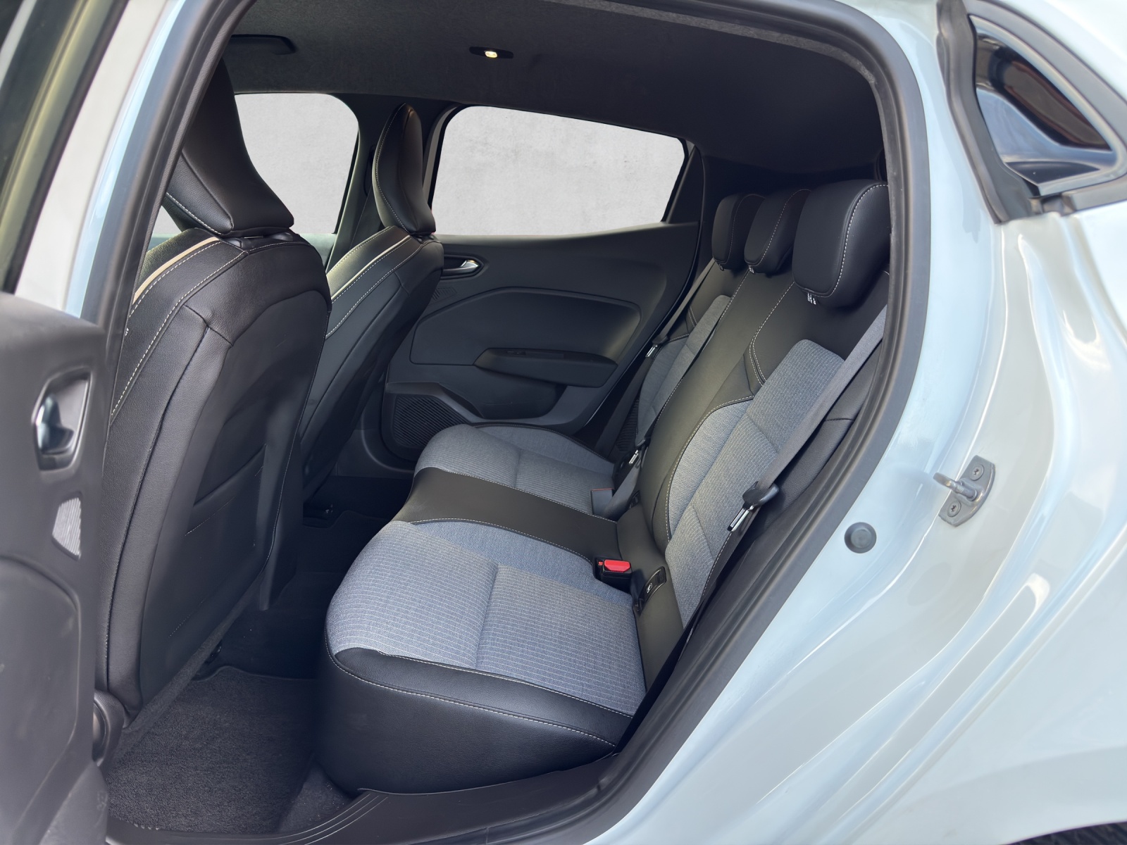 RENAULT Clio 1.6 E-Tech Techno-image-17