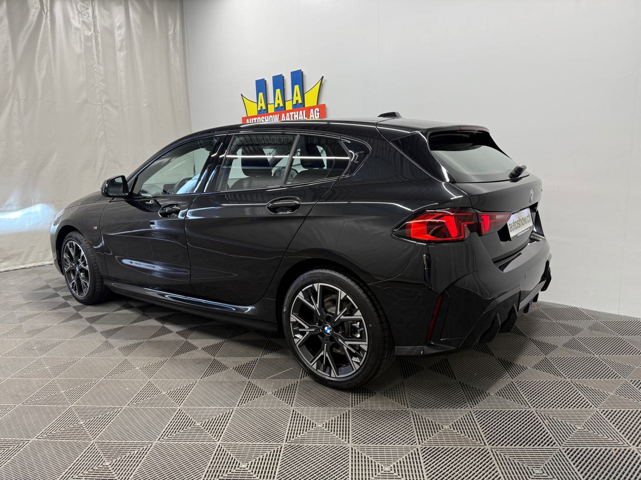 BMW 120d M Sport Steptronic-showroom-element-1