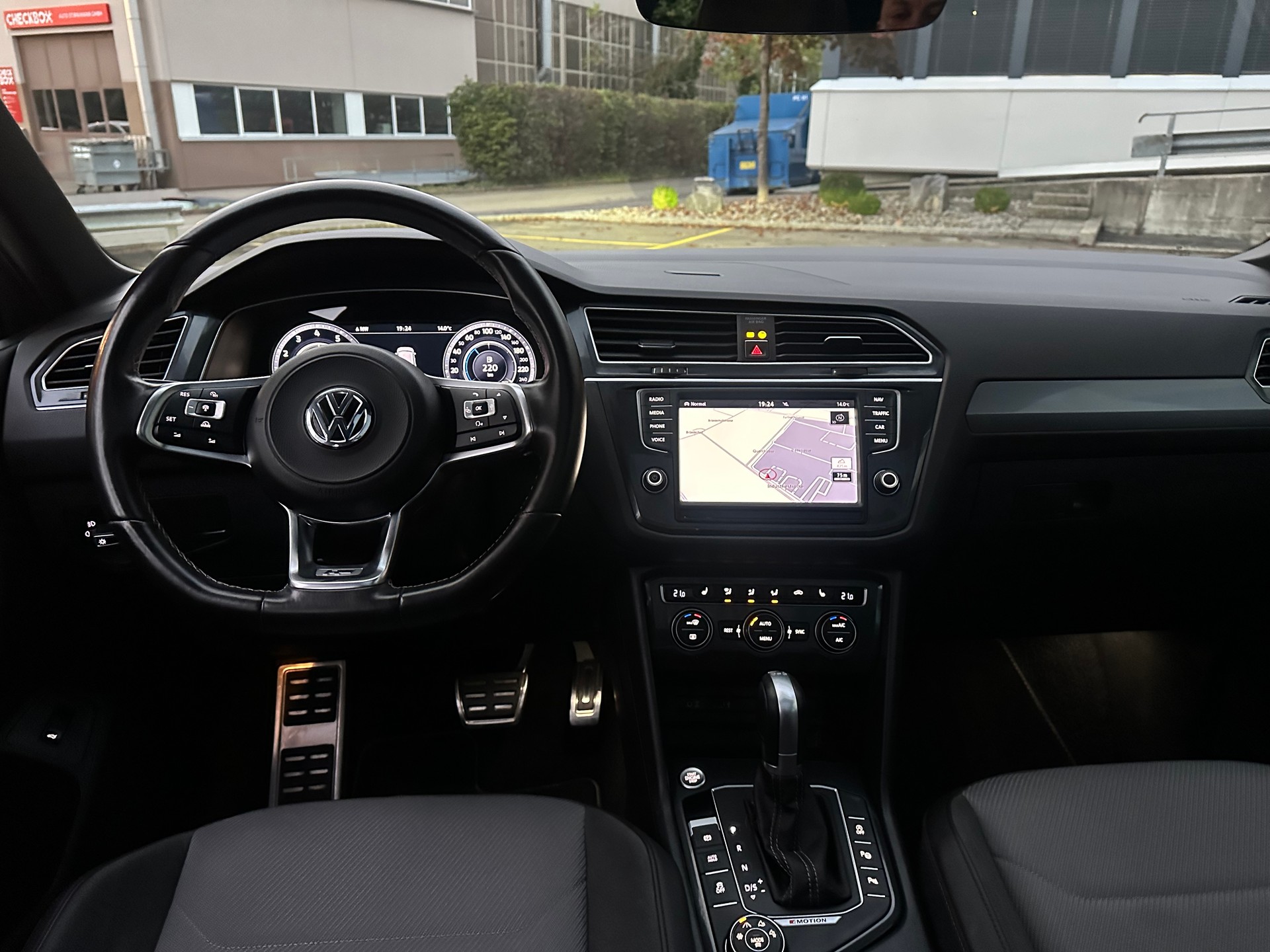 VW Tiguan 2.0 RL 4Motion DSG-image-14