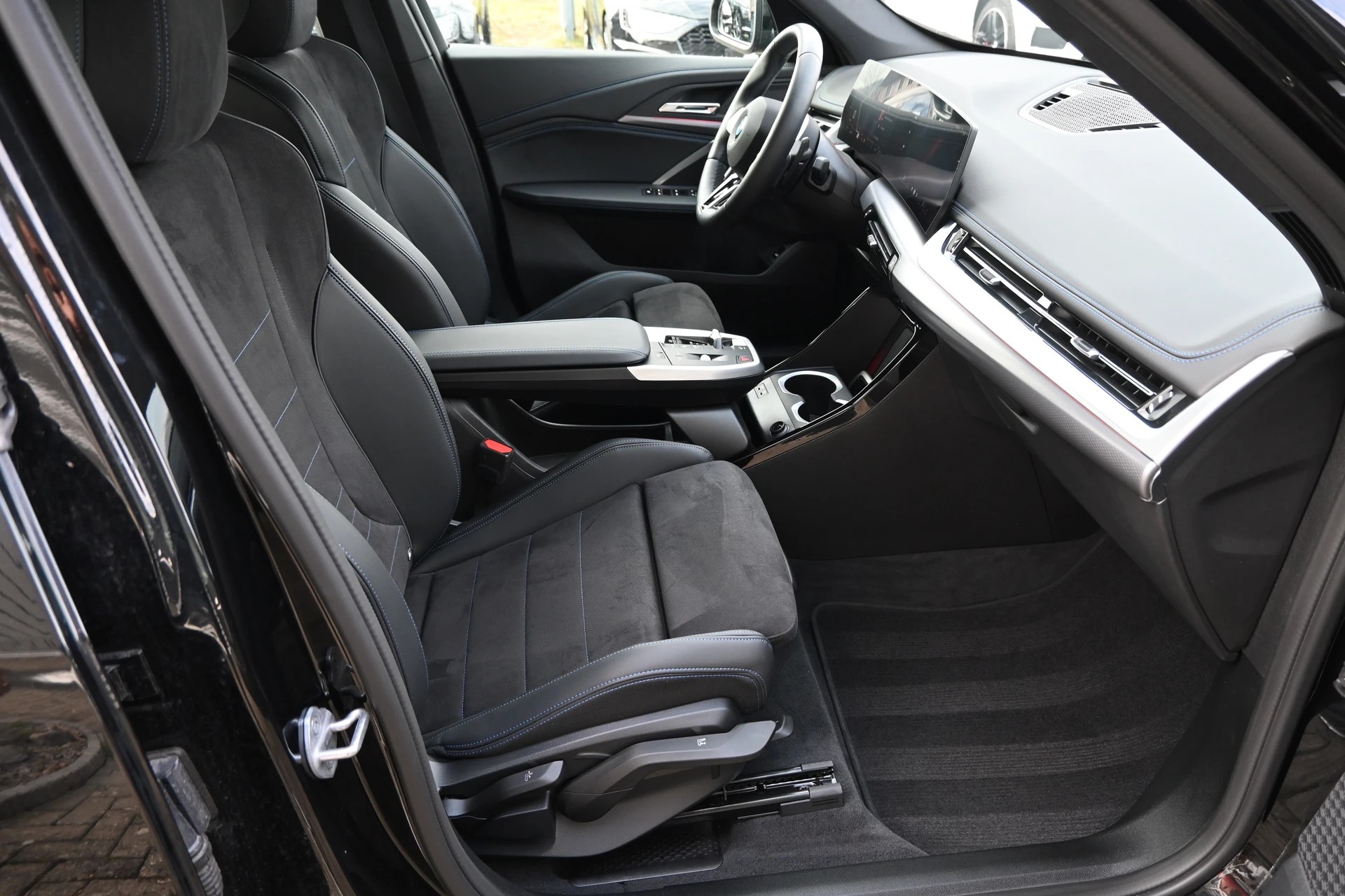 BMW X1 sDrive 18i M Sport Automat + Werksgarantie 05.2027-image-12