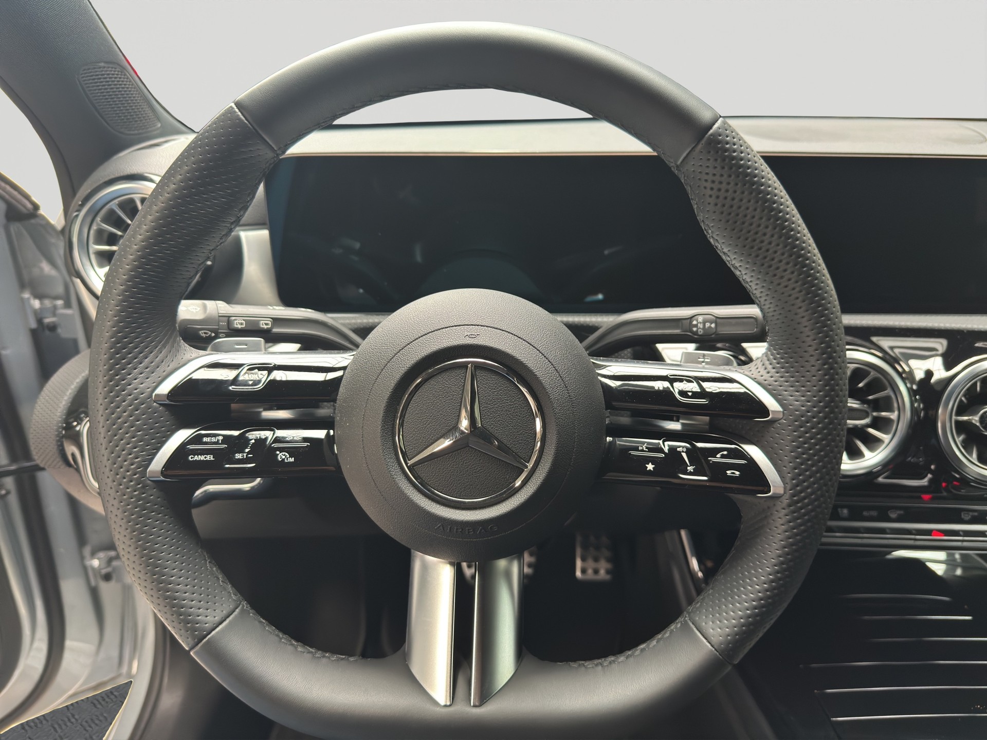 MERCEDES-BENZ A 200 7G-DCT AMG Line Night-image-9
