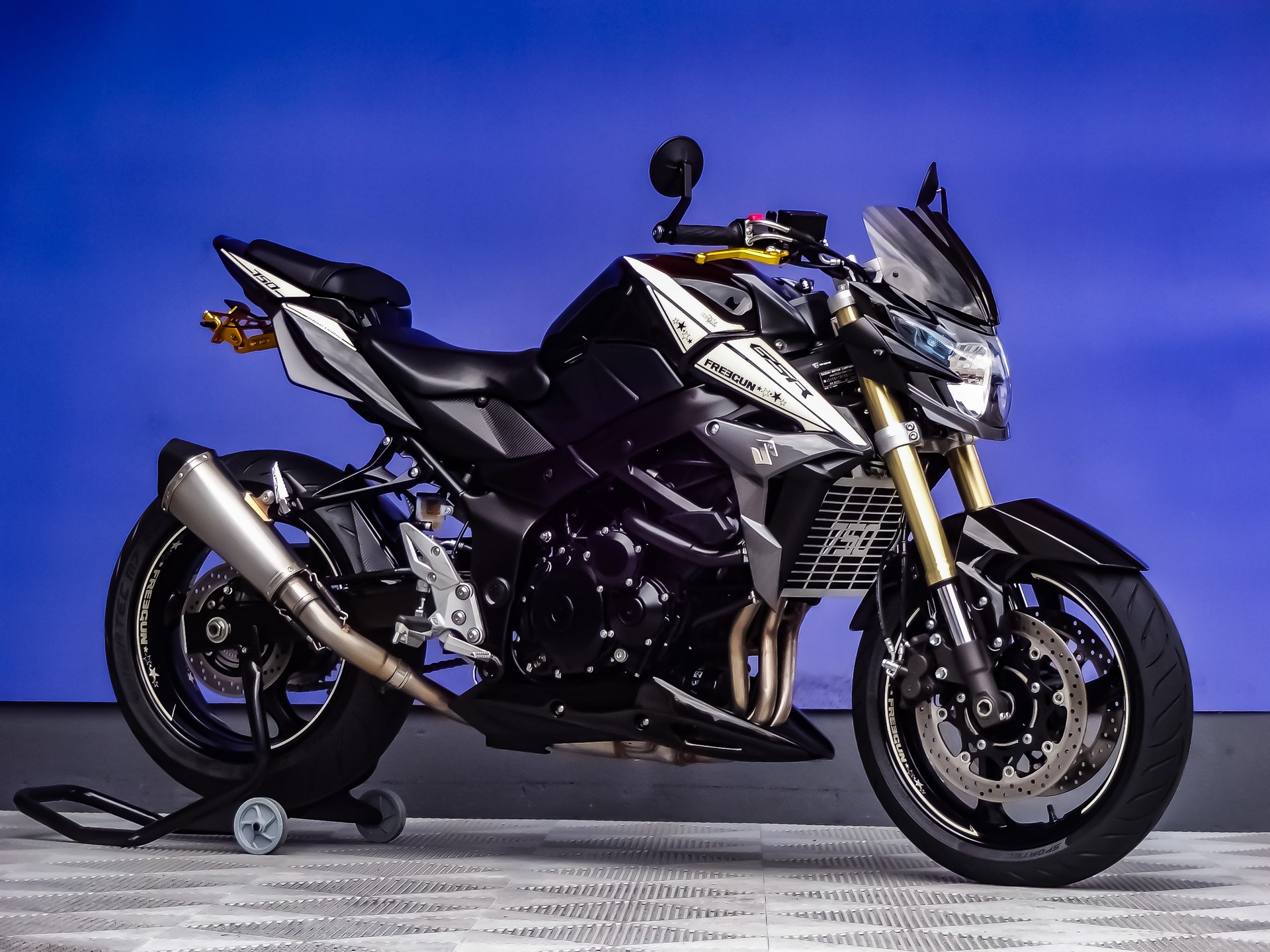 SUZUKI GSR 750 ABS Freegun-image-1