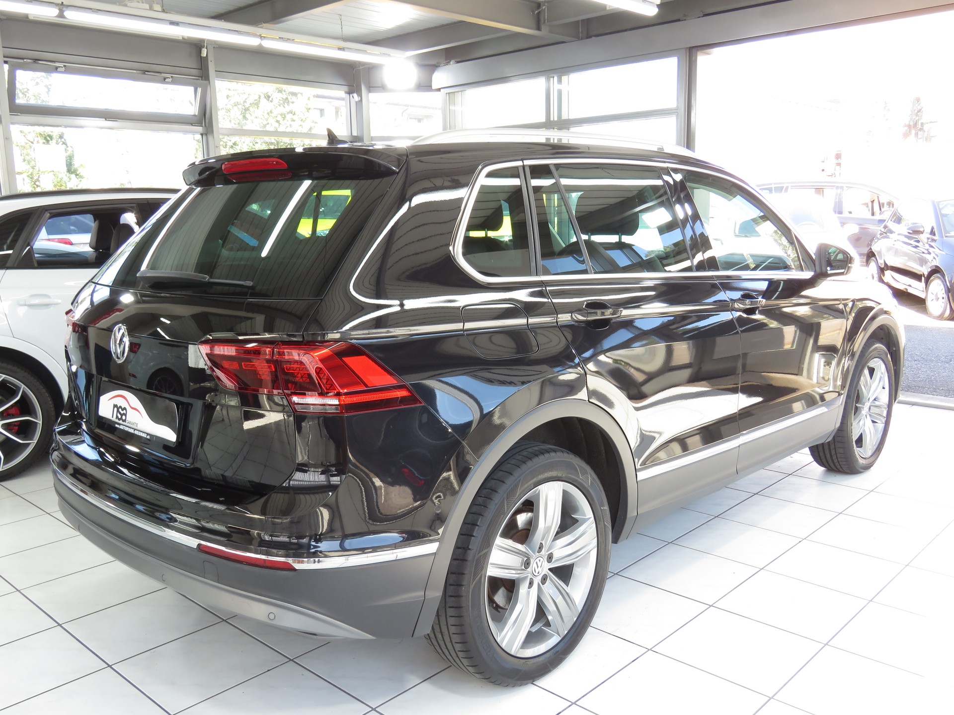 VW Tiguan 2.0TSI Highline 4-Motion-showroom-element-3