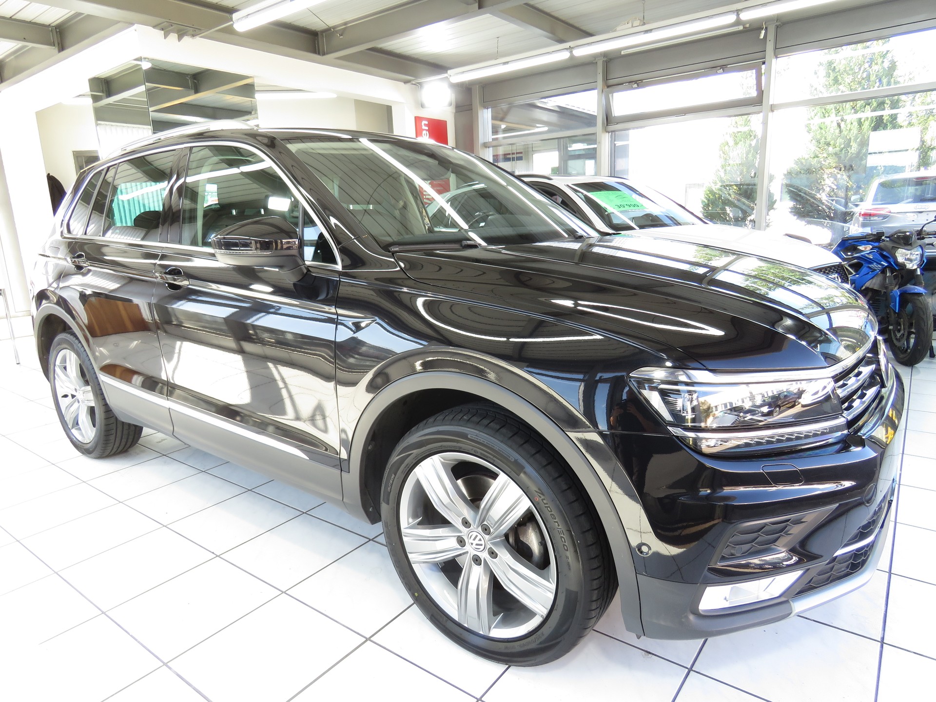 VW Tiguan 2.0TSI Highline 4-Motion-showroom-element-2