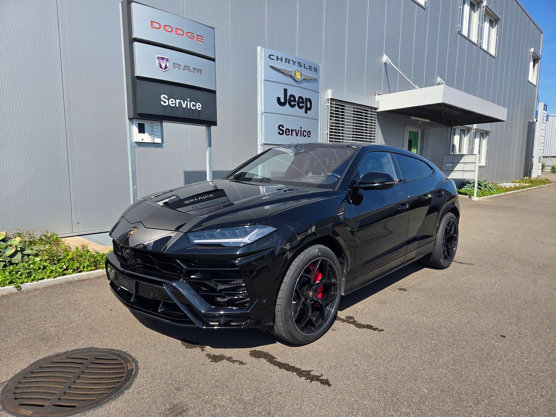LAMBORGHINI Urus E-Gear-showroom-element-1