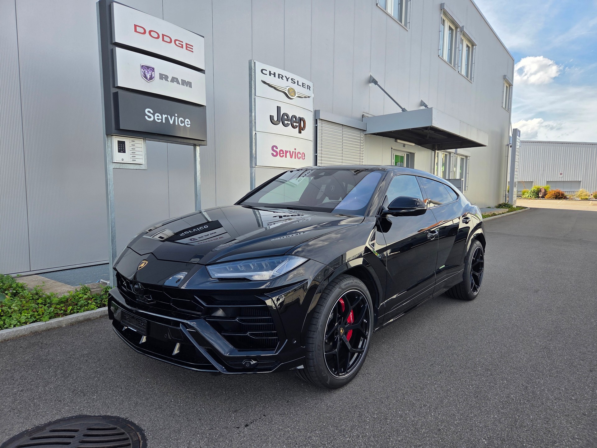 LAMBORGHINI Urus E-Gear-showroom-element-1