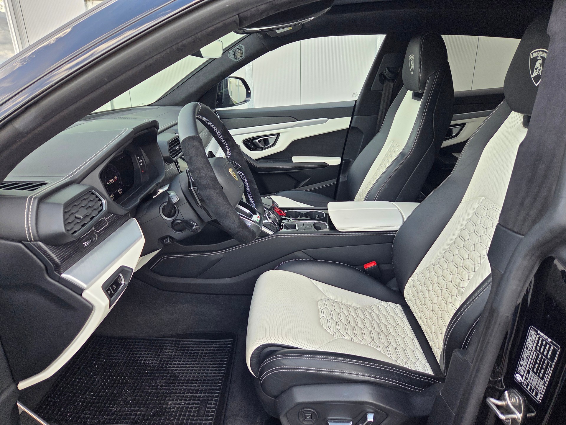 LAMBORGHINI Urus E-Gear-showroom-element-3