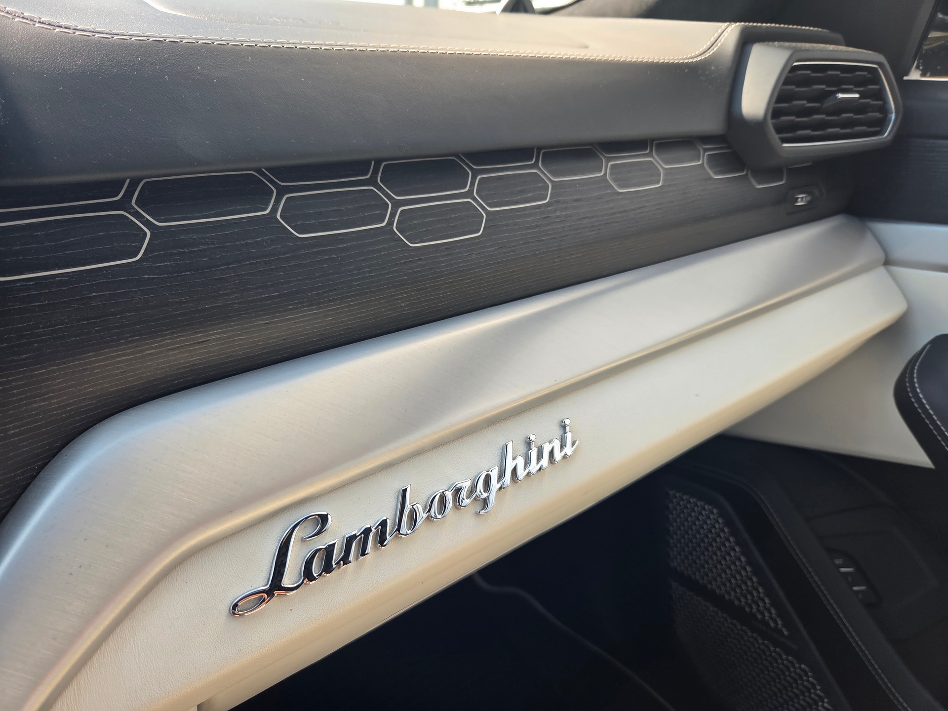 LAMBORGHINI Urus E-Gear-image-9
