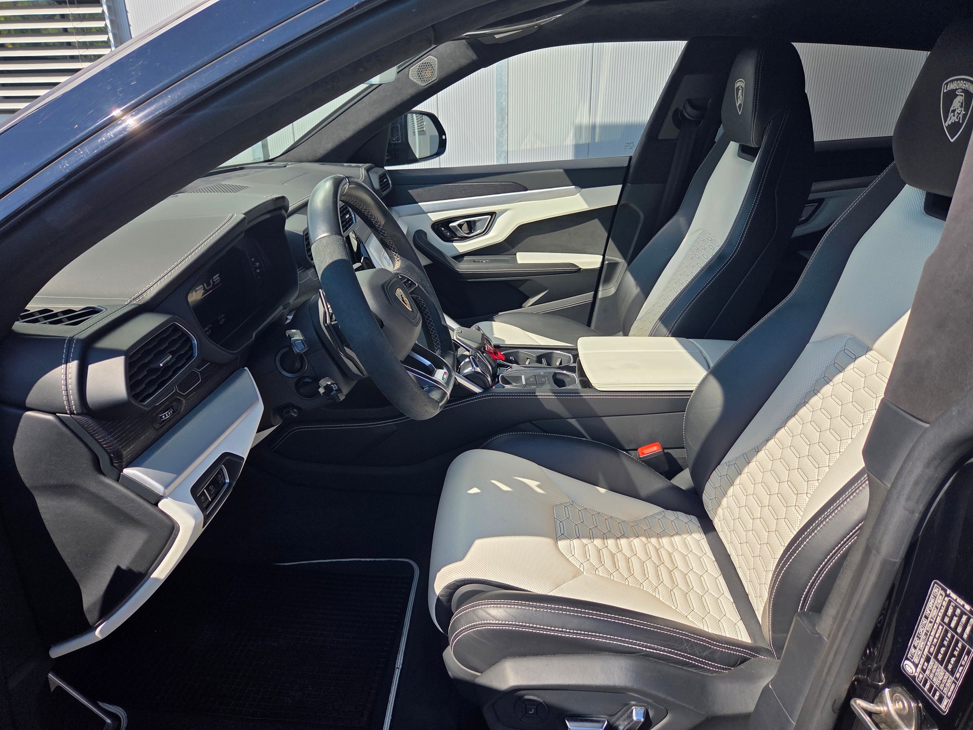 LAMBORGHINI Urus E-Gear-showroom-element-3