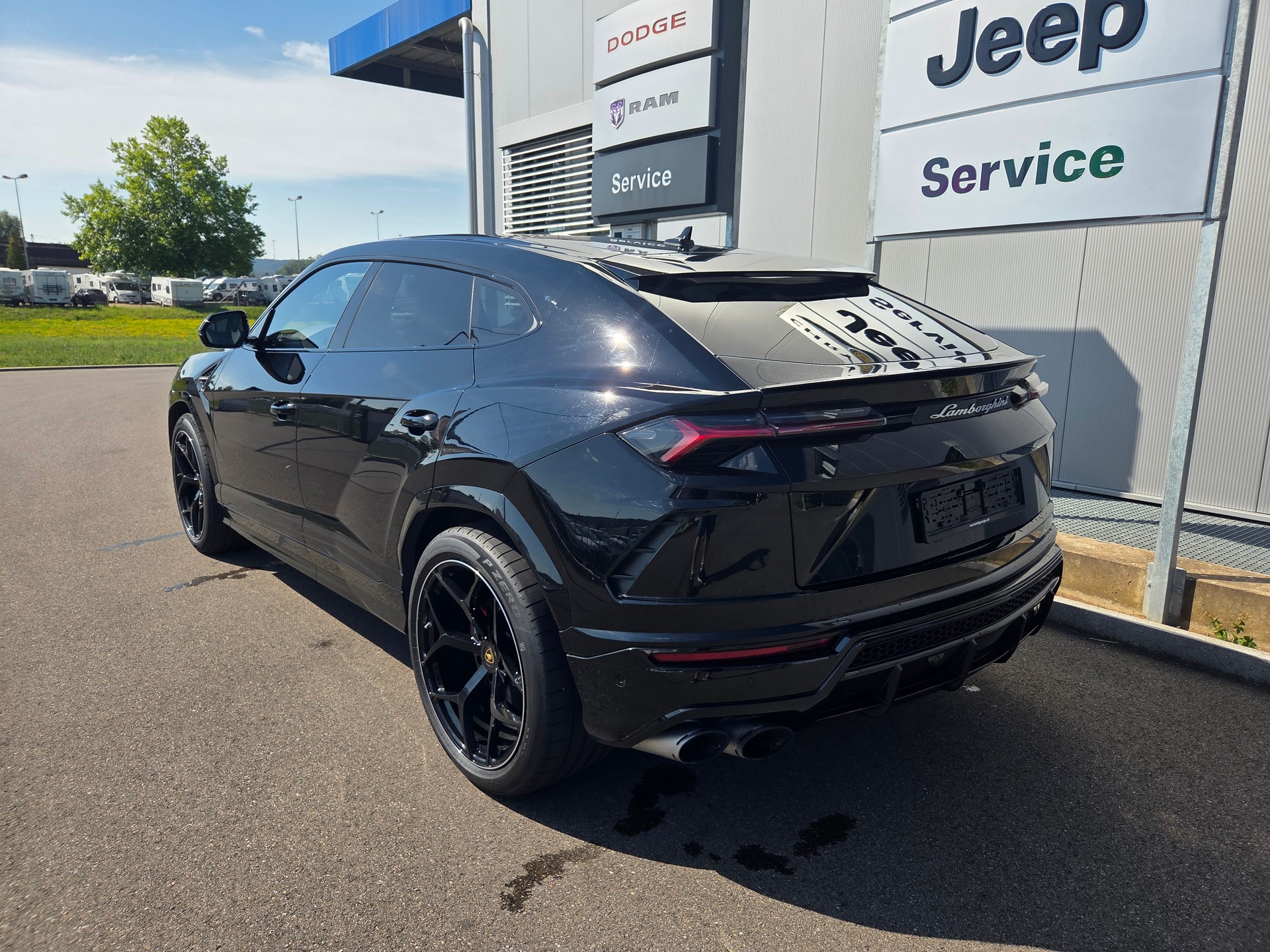 LAMBORGHINI Urus E-Gear-showroom-element-2