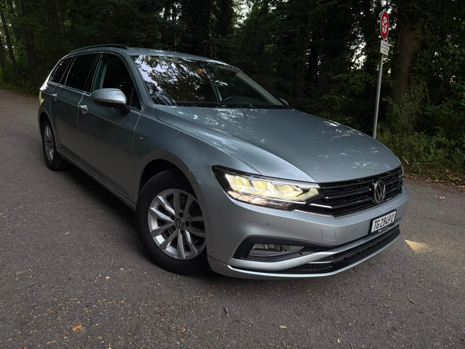 VW Passat Variant 1.6 TDI Business DSG-image-3
