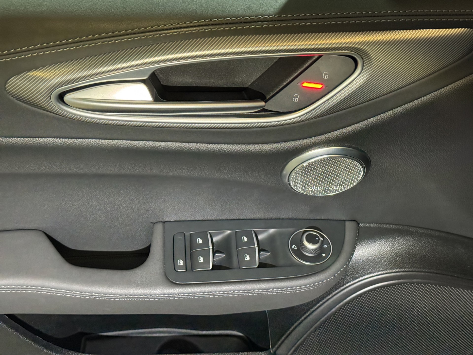 ALFA ROMEO Giulia 2.0 Competizione Q4 AT8 "ADAS Pack"-image-8