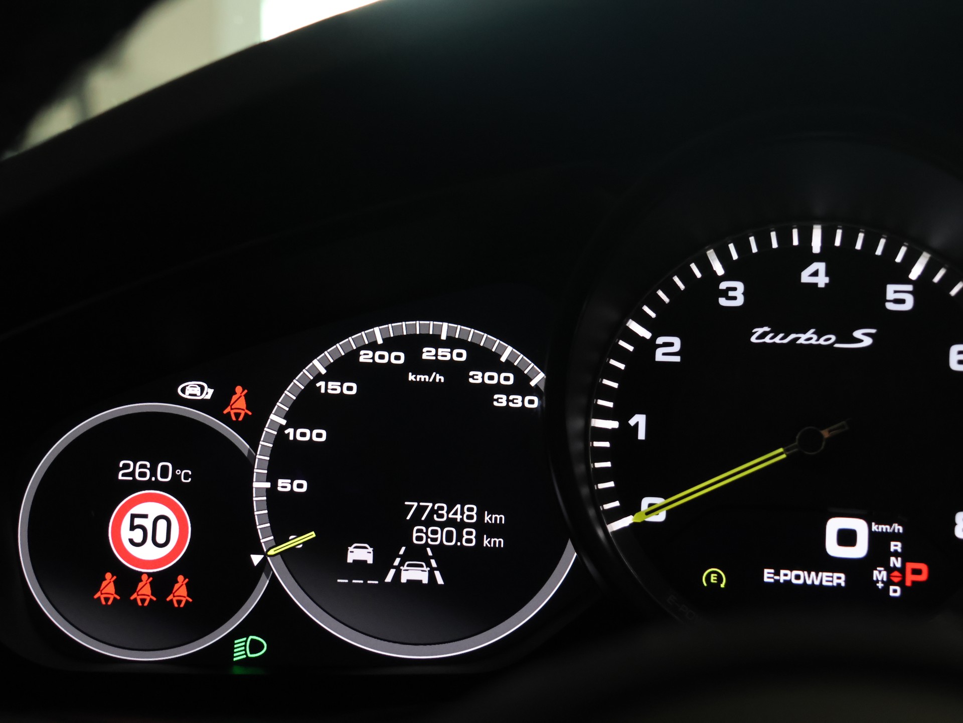PORSCHE Cayenne Turbo Coupé S E-Hybrid *Bose* *Panoramadach* *Sitzheizung*-image-23