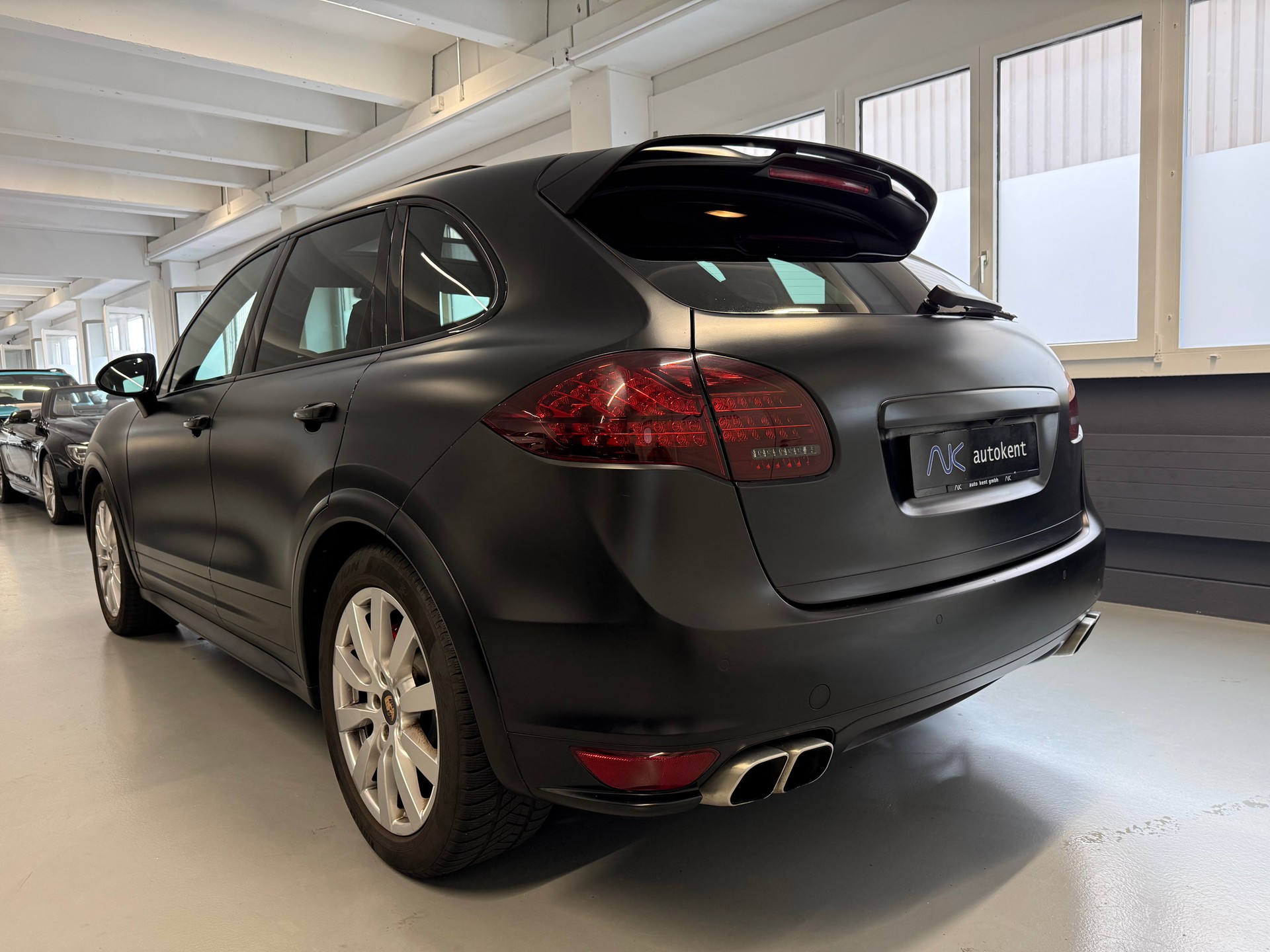 PORSCHE Cayenne Turbo S-showroom-element-3