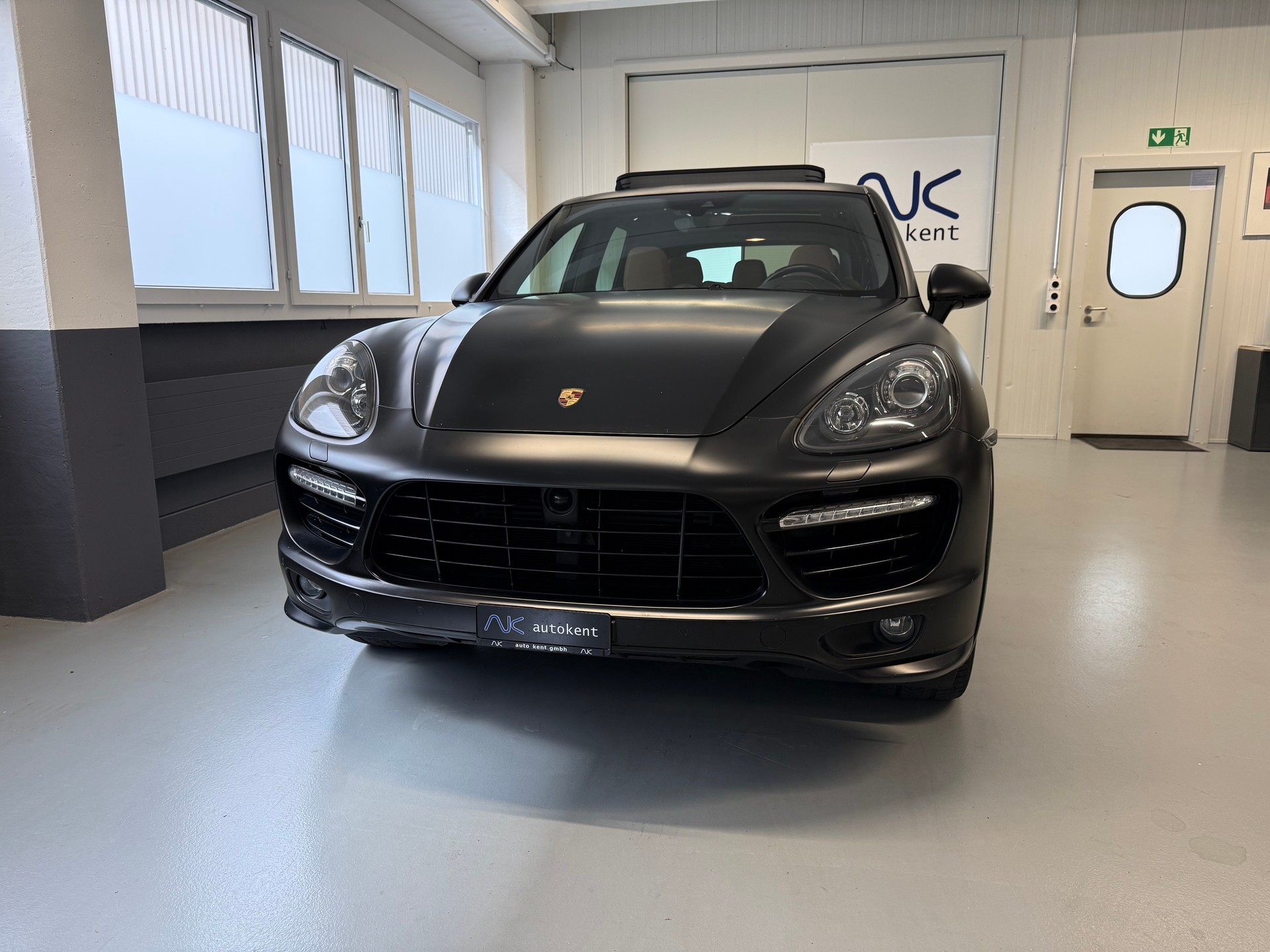 PORSCHE Cayenne Turbo S-showroom-element-1