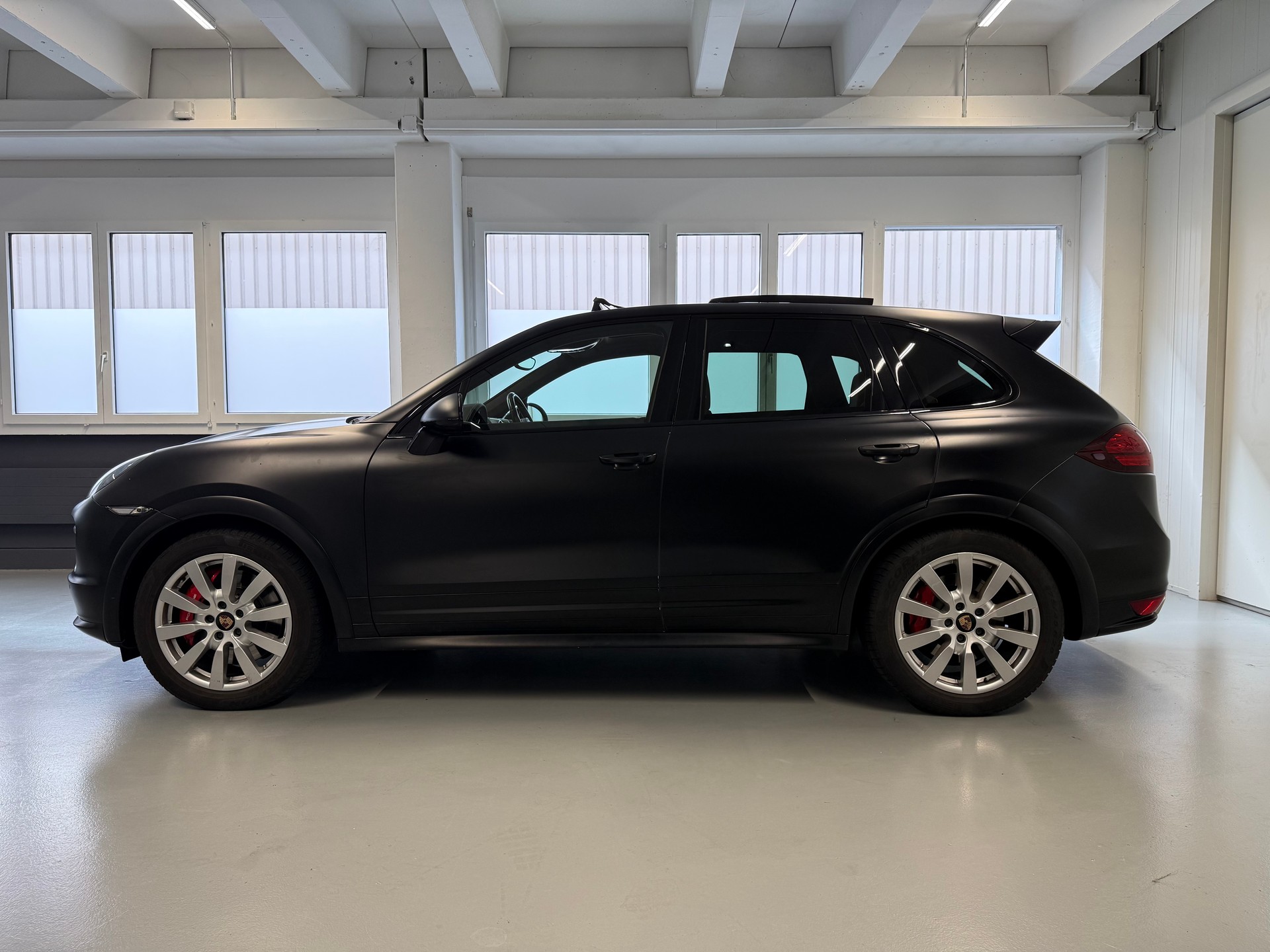 PORSCHE Cayenne Turbo S-showroom-element-2