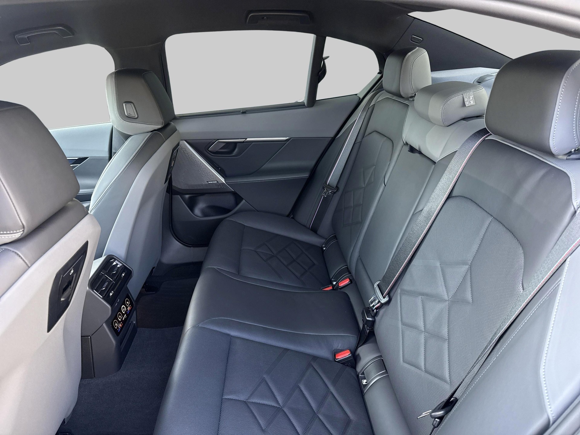 BMW i5 M60 xDrive M Sport Pro-image-18