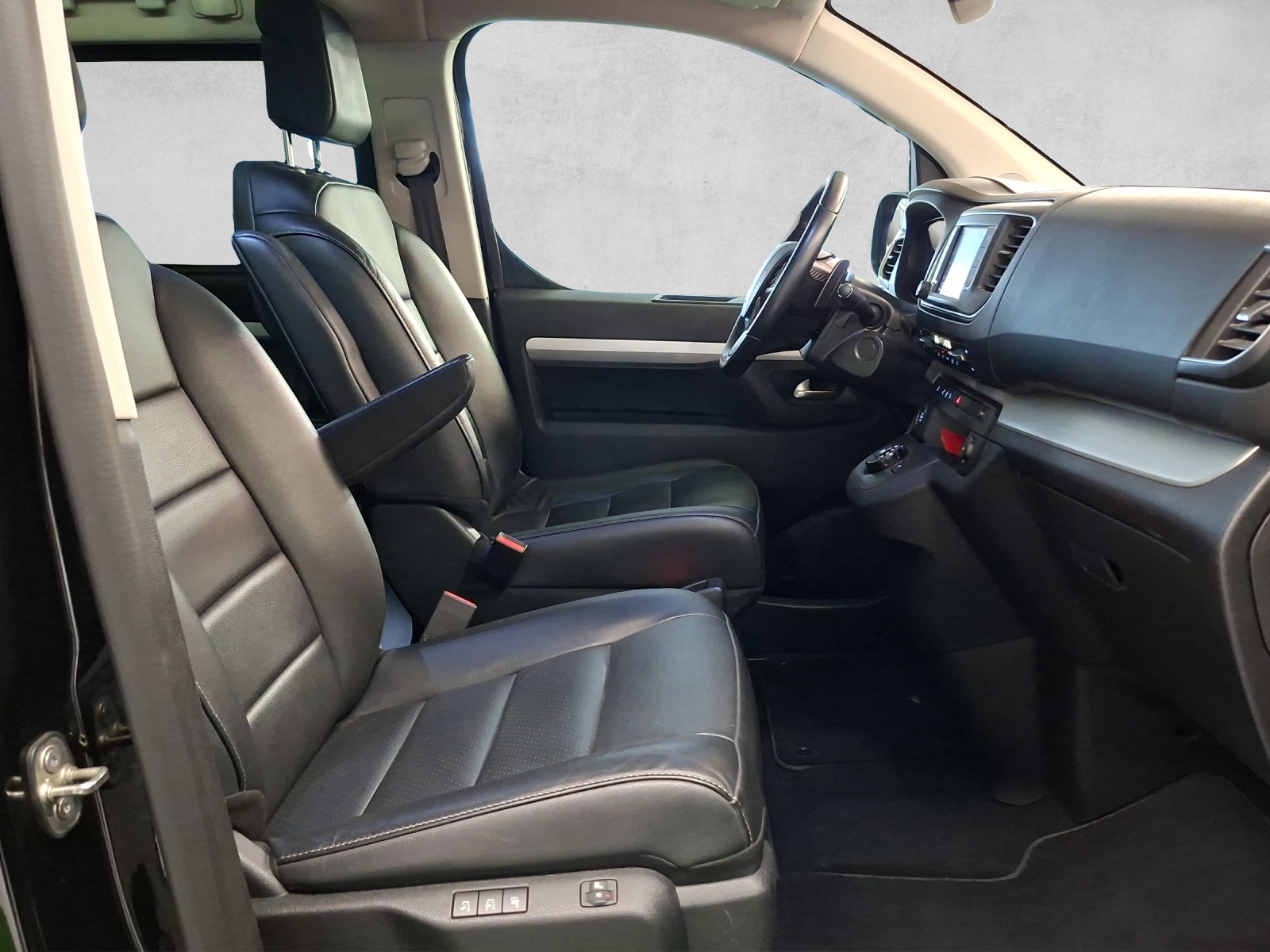 PEUGEOT Traveller Standard 2.0 BlueHDi 180 Allure S/S-image-12