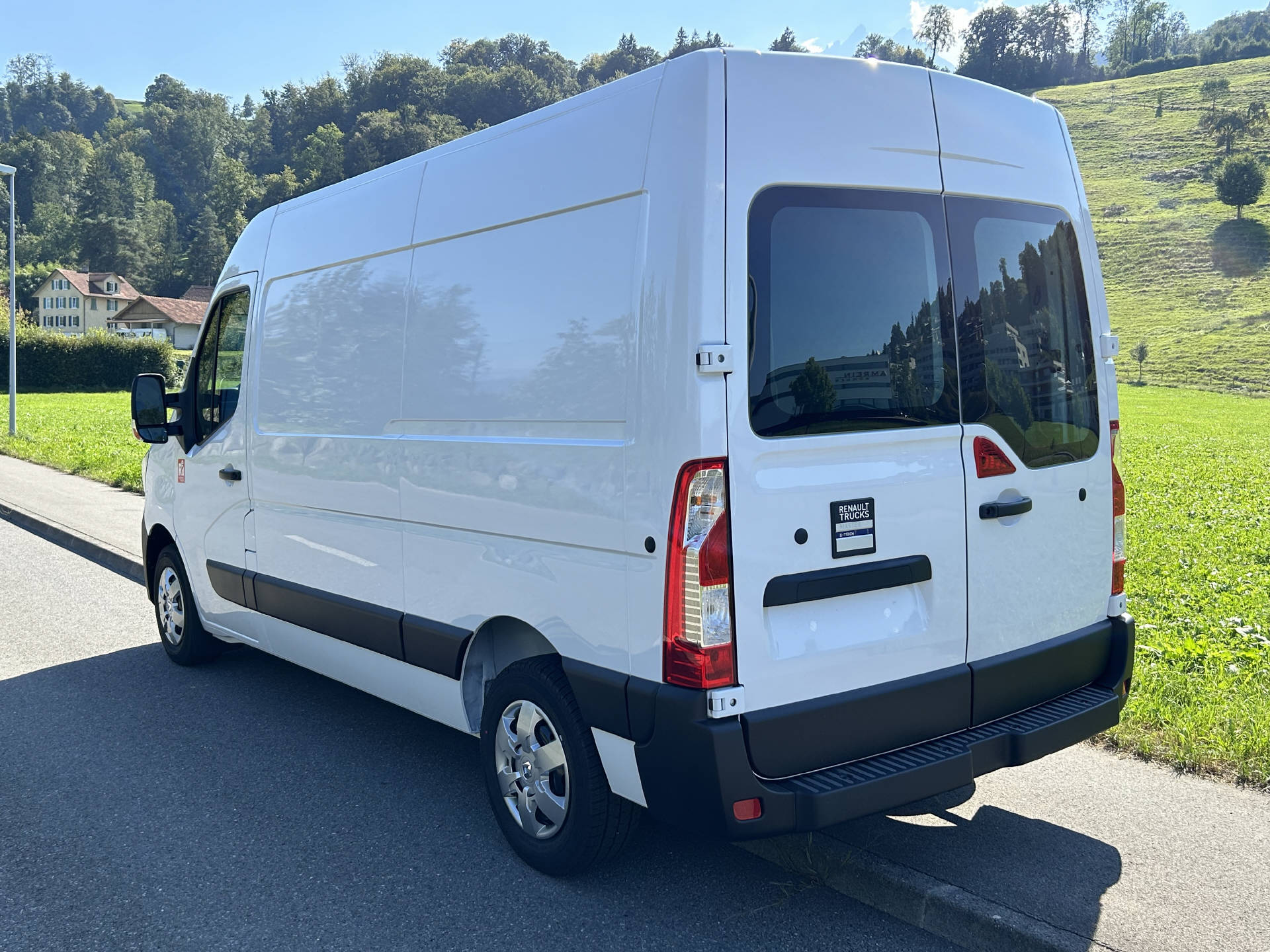 RENAULT Master E-Tech 3.5t EV 52kWh L2H2-showroom-element-2