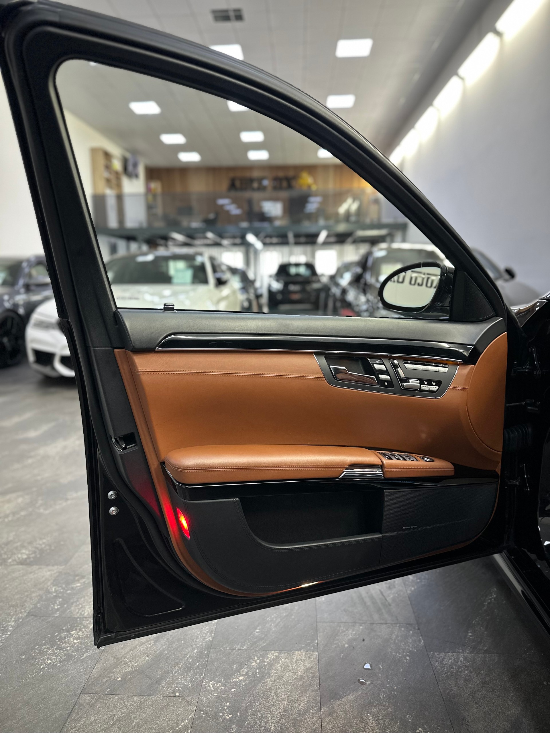 MERCEDES-BENZ S 65 AMG L Automatic-image-24