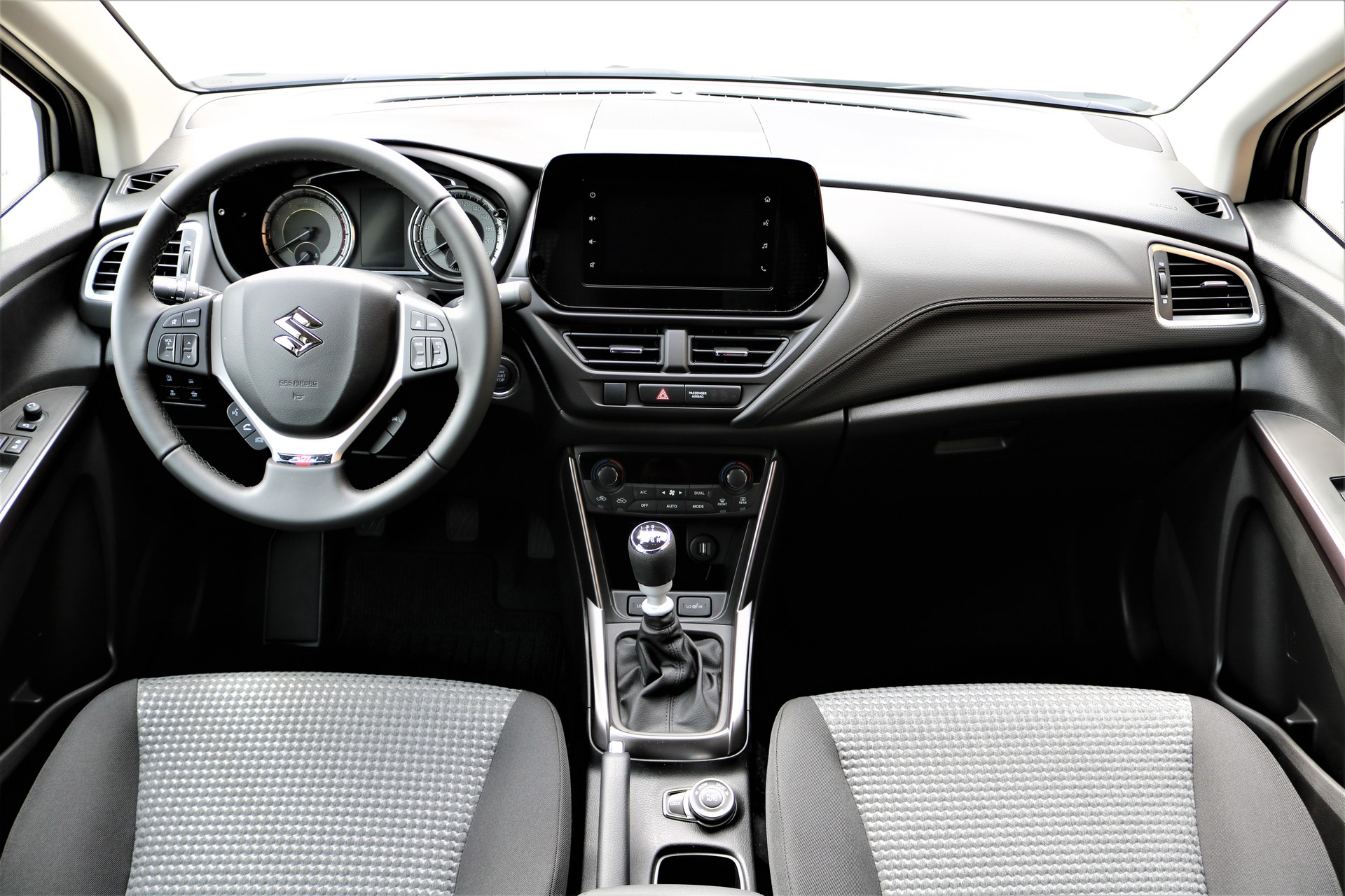 SUZUKI S-Cross 1.4T Piz Sulai 4WD-showroom-element-3